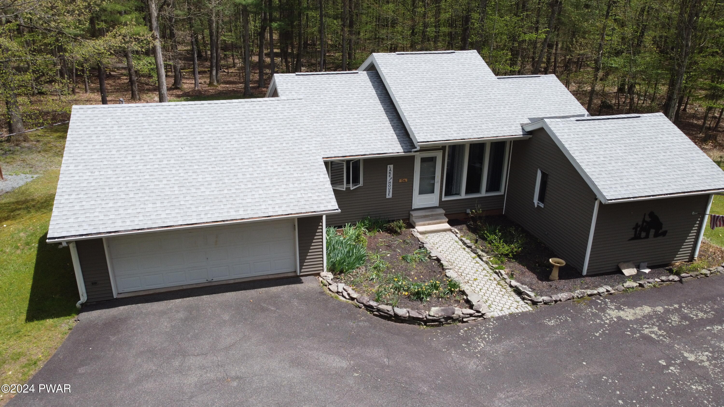 Lakeville, Pennsylvania 18438, United States, 2 Bedrooms Bedrooms, ,2 BathroomsBathrooms,Residential,Pending,58639