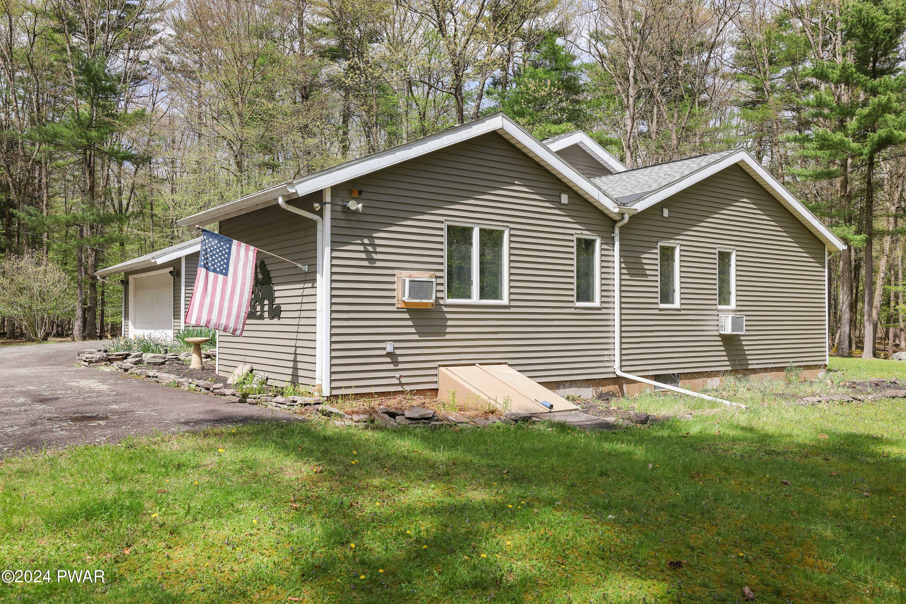 Lakeville, Pennsylvania 18438, United States, 2 Bedrooms Bedrooms, ,2 BathroomsBathrooms,Residential,Pending,58639