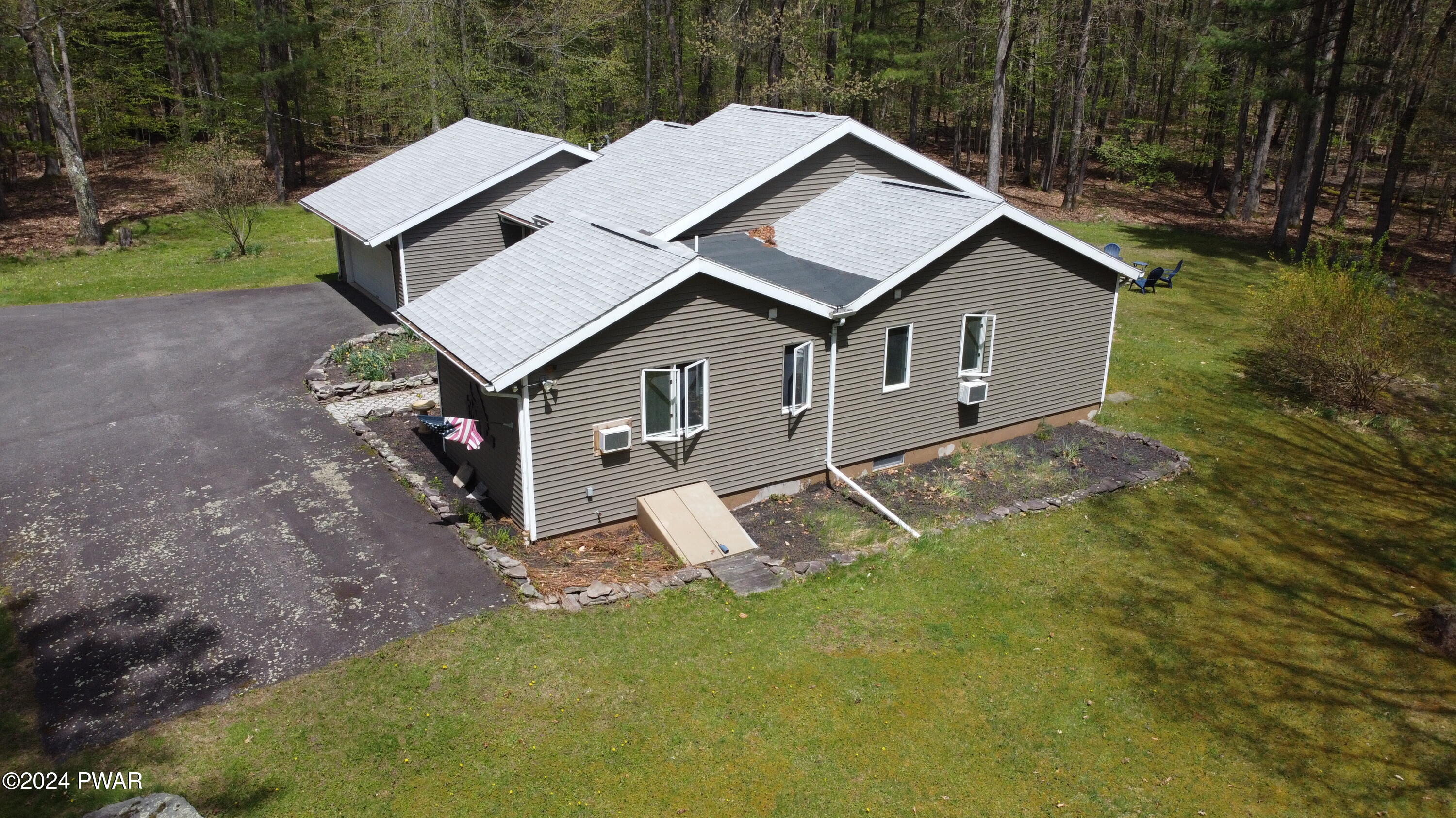 Lakeville, Pennsylvania 18438, United States, 2 Bedrooms Bedrooms, ,2 BathroomsBathrooms,Residential,Pending,58639