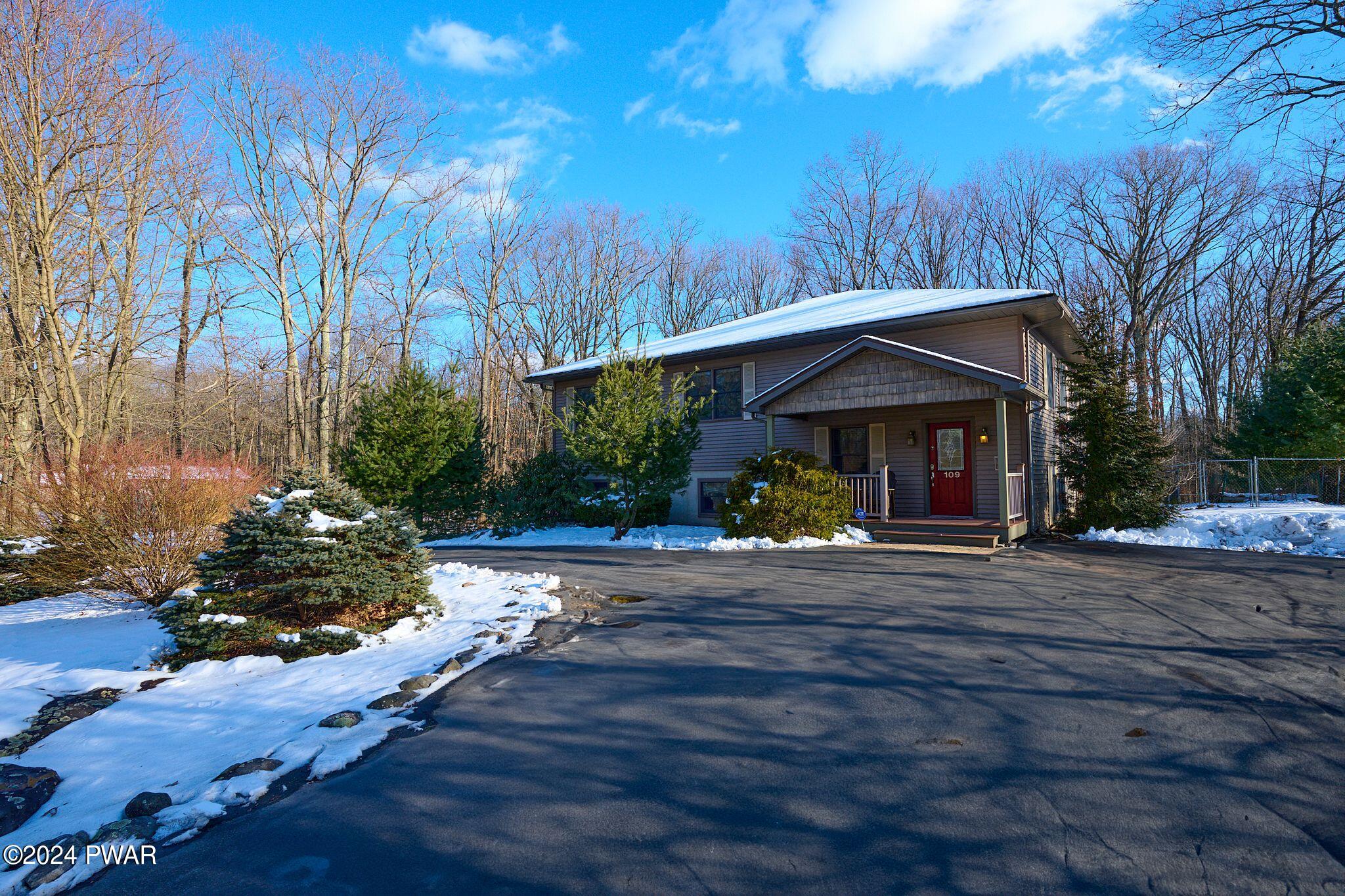 Hawley, Pennsylvania 18428, United States, 4 Bedrooms Bedrooms, ,3 BathroomsBathrooms,Residential,Pending,64162