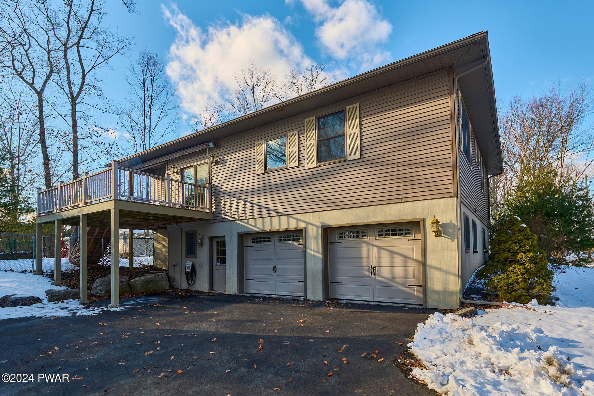 Hawley, Pennsylvania 18428, United States, 4 Bedrooms Bedrooms, ,3 BathroomsBathrooms,Residential,Pending,64162