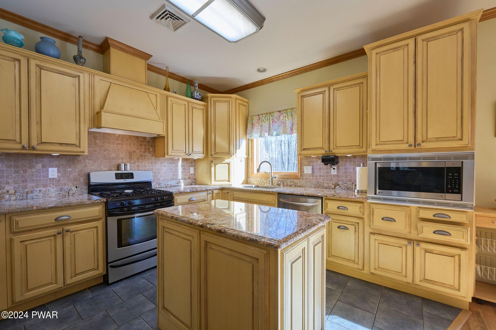 Hawley, Pennsylvania 18428, United States, 4 Bedrooms Bedrooms, ,3 BathroomsBathrooms,Residential,Pending,64162