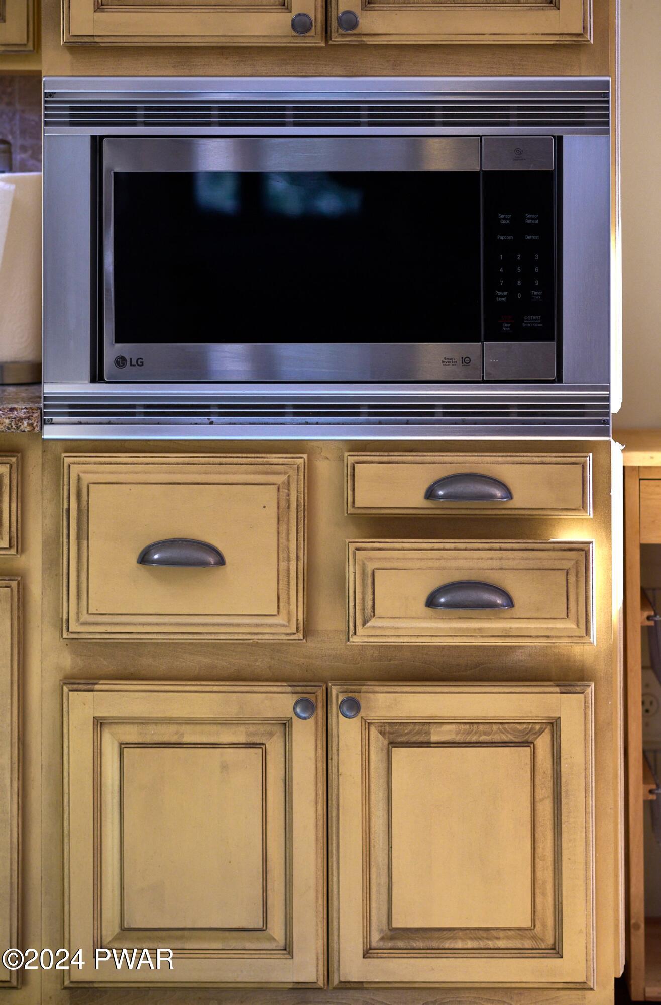 Hawley, Pennsylvania 18428, United States, 4 Bedrooms Bedrooms, ,3 BathroomsBathrooms,Residential,Pending,64162