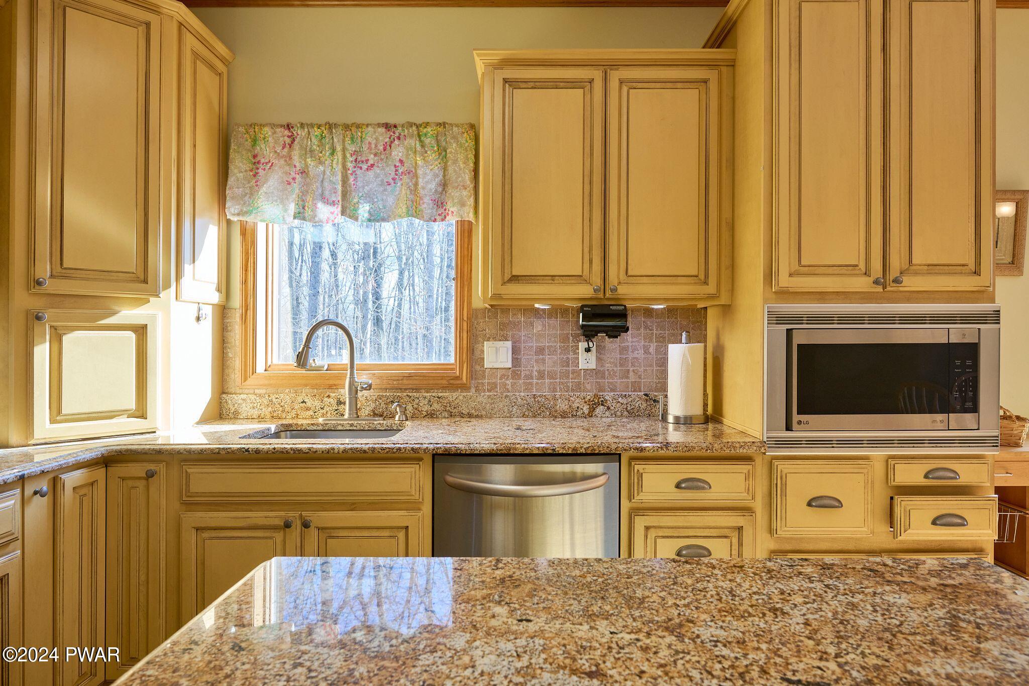 Hawley, Pennsylvania 18428, United States, 4 Bedrooms Bedrooms, ,3 BathroomsBathrooms,Residential,Pending,64162