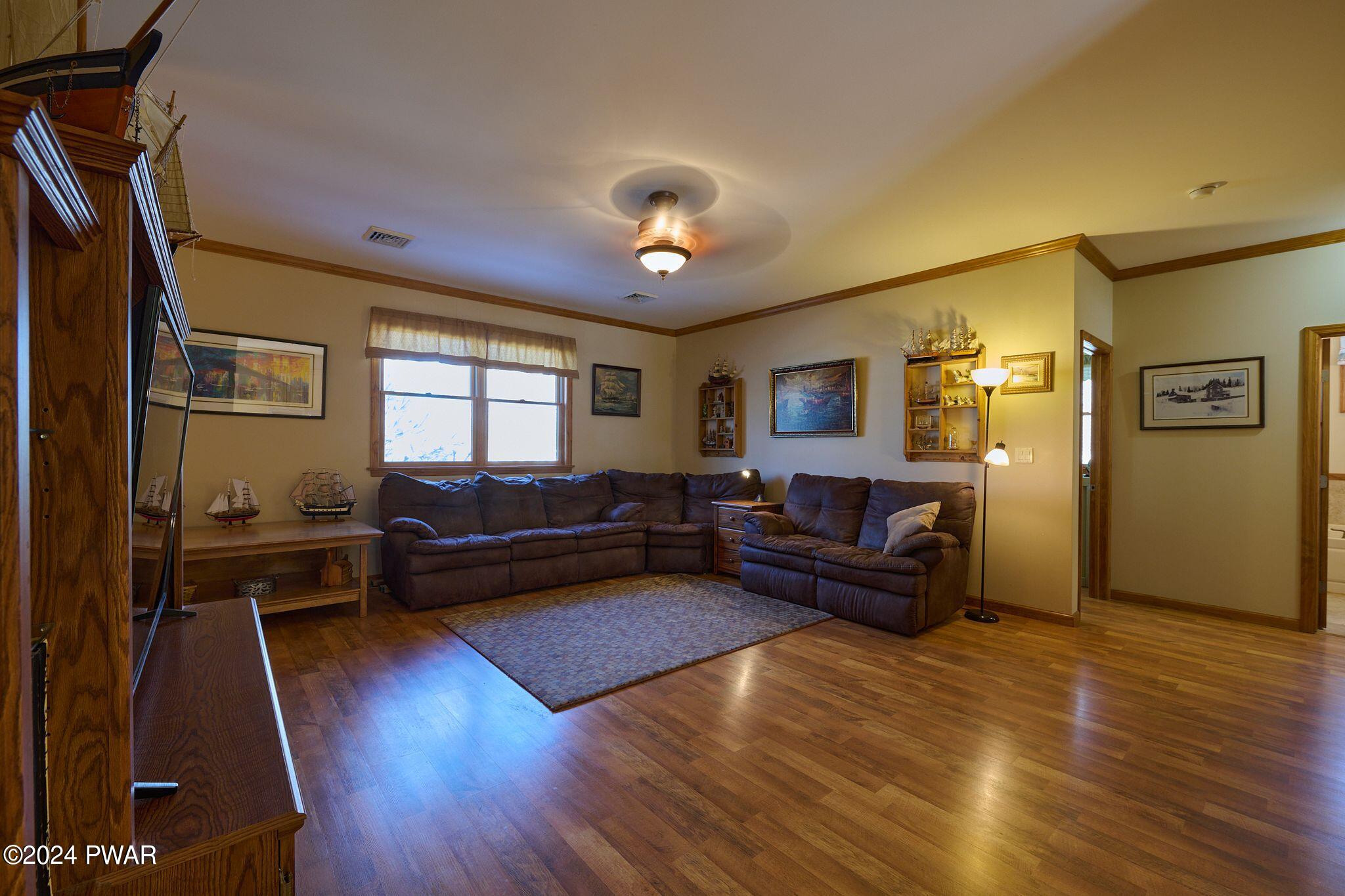 Hawley, Pennsylvania 18428, United States, 4 Bedrooms Bedrooms, ,3 BathroomsBathrooms,Residential,Pending,64162