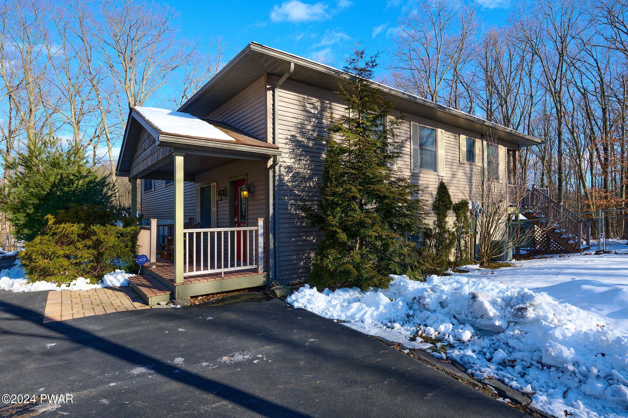 Hawley, Pennsylvania 18428, United States, 4 Bedrooms Bedrooms, ,3 BathroomsBathrooms,Residential,Pending,64162