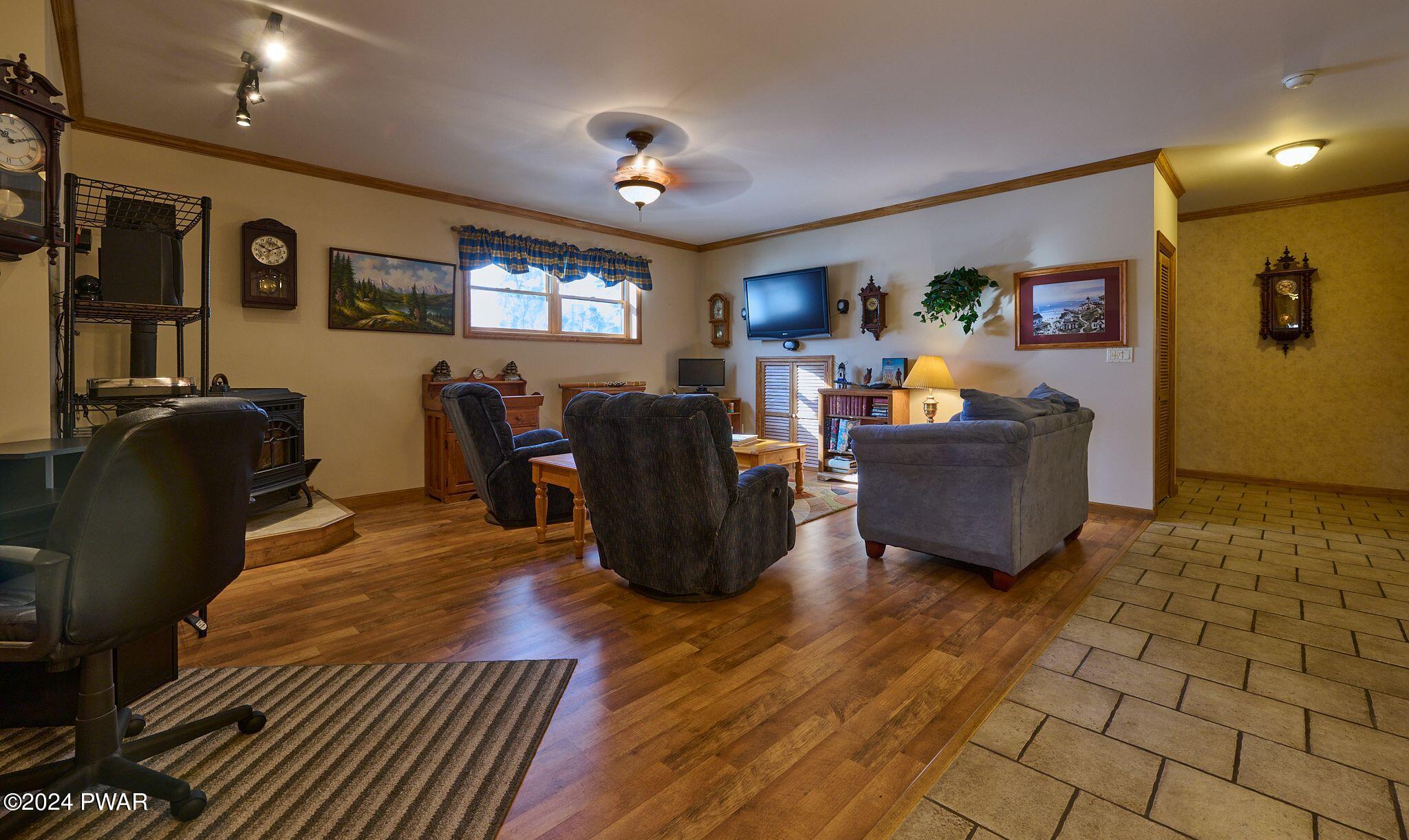 Hawley, Pennsylvania 18428, United States, 4 Bedrooms Bedrooms, ,3 BathroomsBathrooms,Residential,Pending,64162