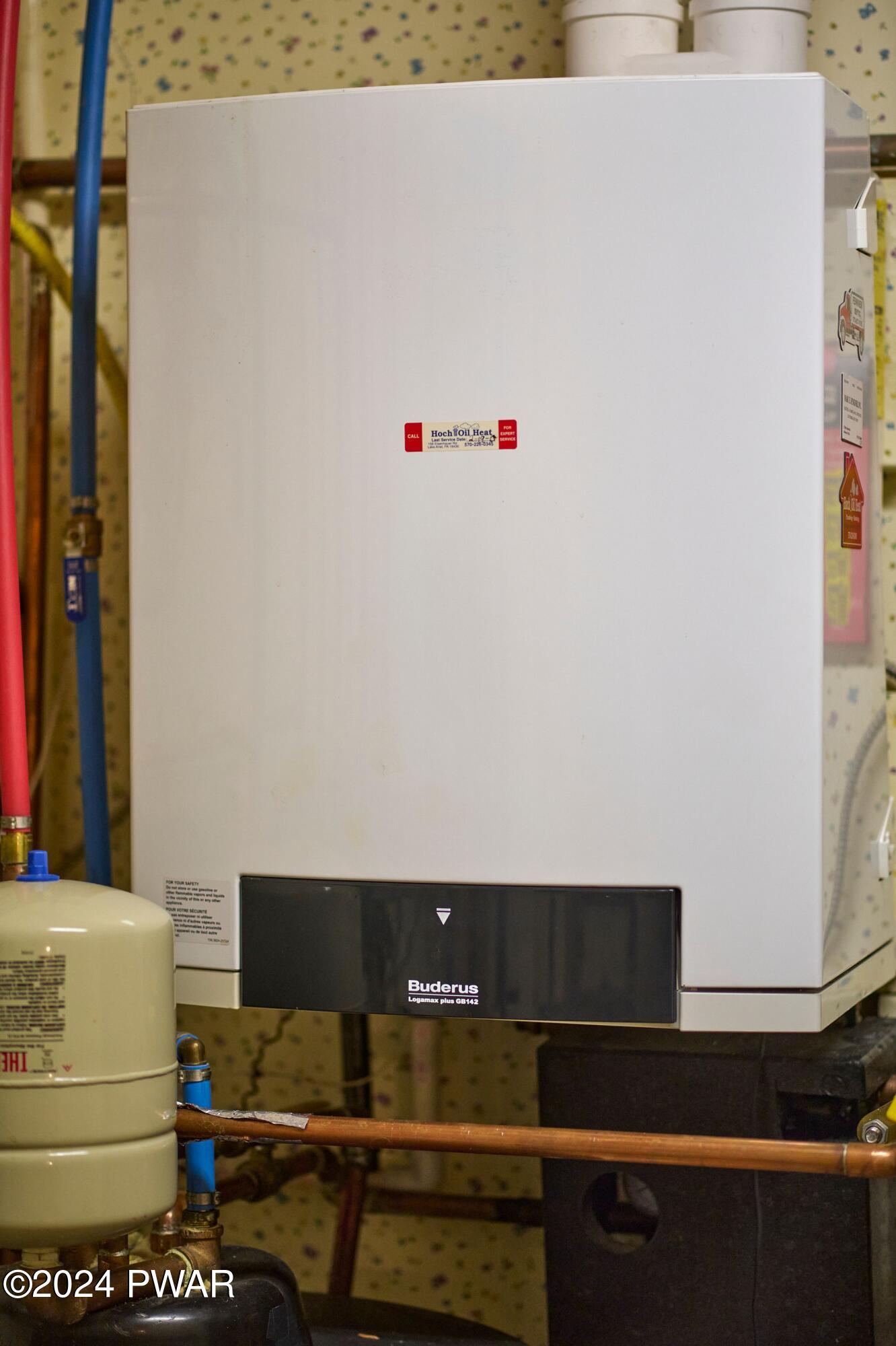 Hawley, Pennsylvania 18428, United States, 4 Bedrooms Bedrooms, ,3 BathroomsBathrooms,Residential,Pending,64162