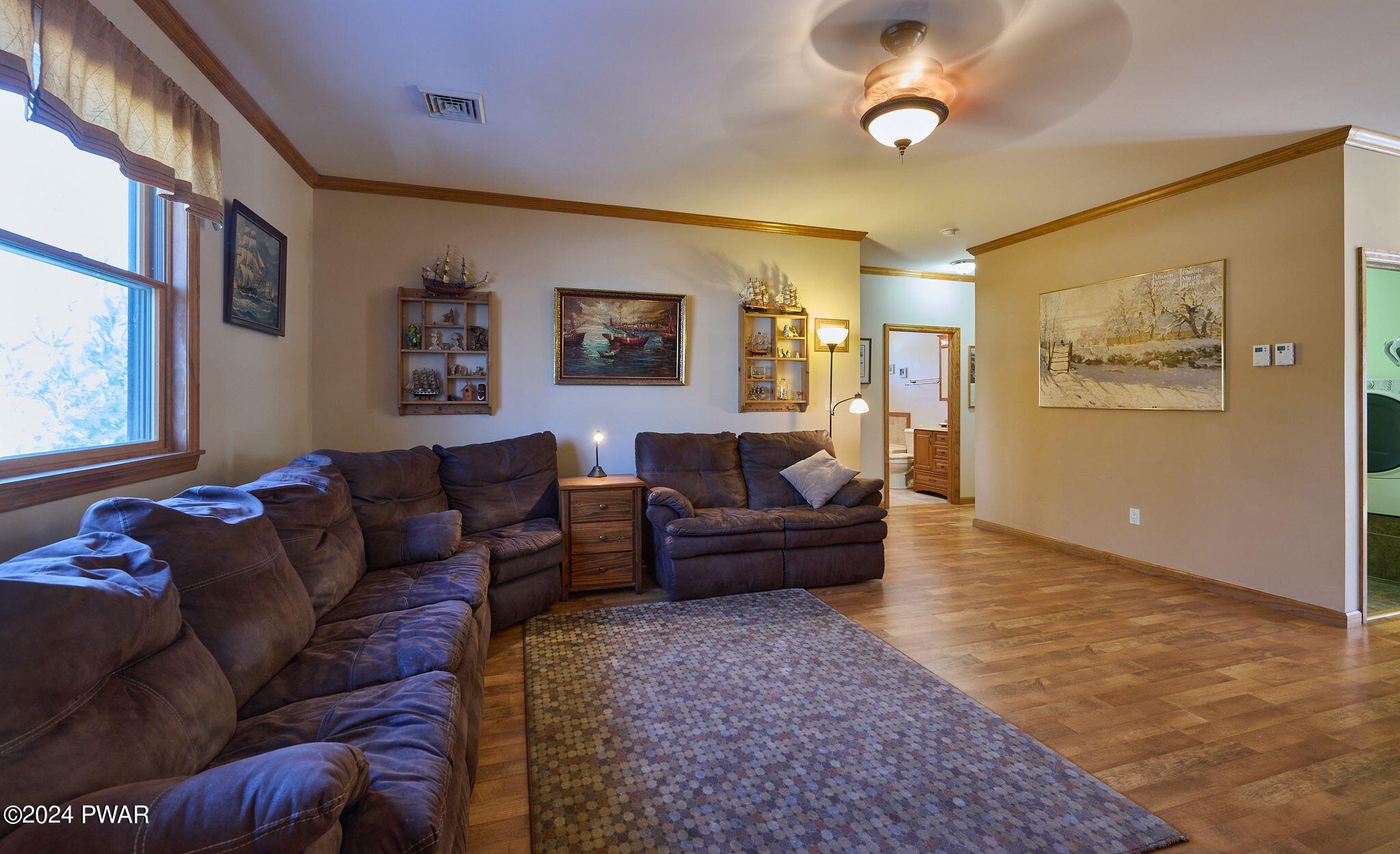 Hawley, Pennsylvania 18428, United States, 4 Bedrooms Bedrooms, ,3 BathroomsBathrooms,Residential,Pending,64162