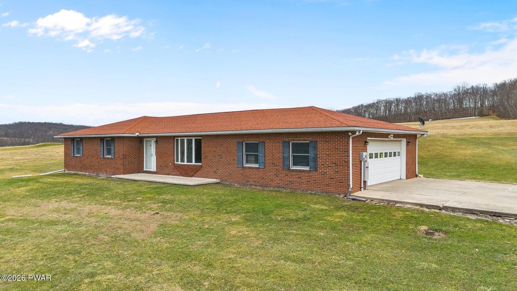 Photo of 2409 Red Oak Drive, Clarks Summit, PA 18411 (MLS # PW260640)