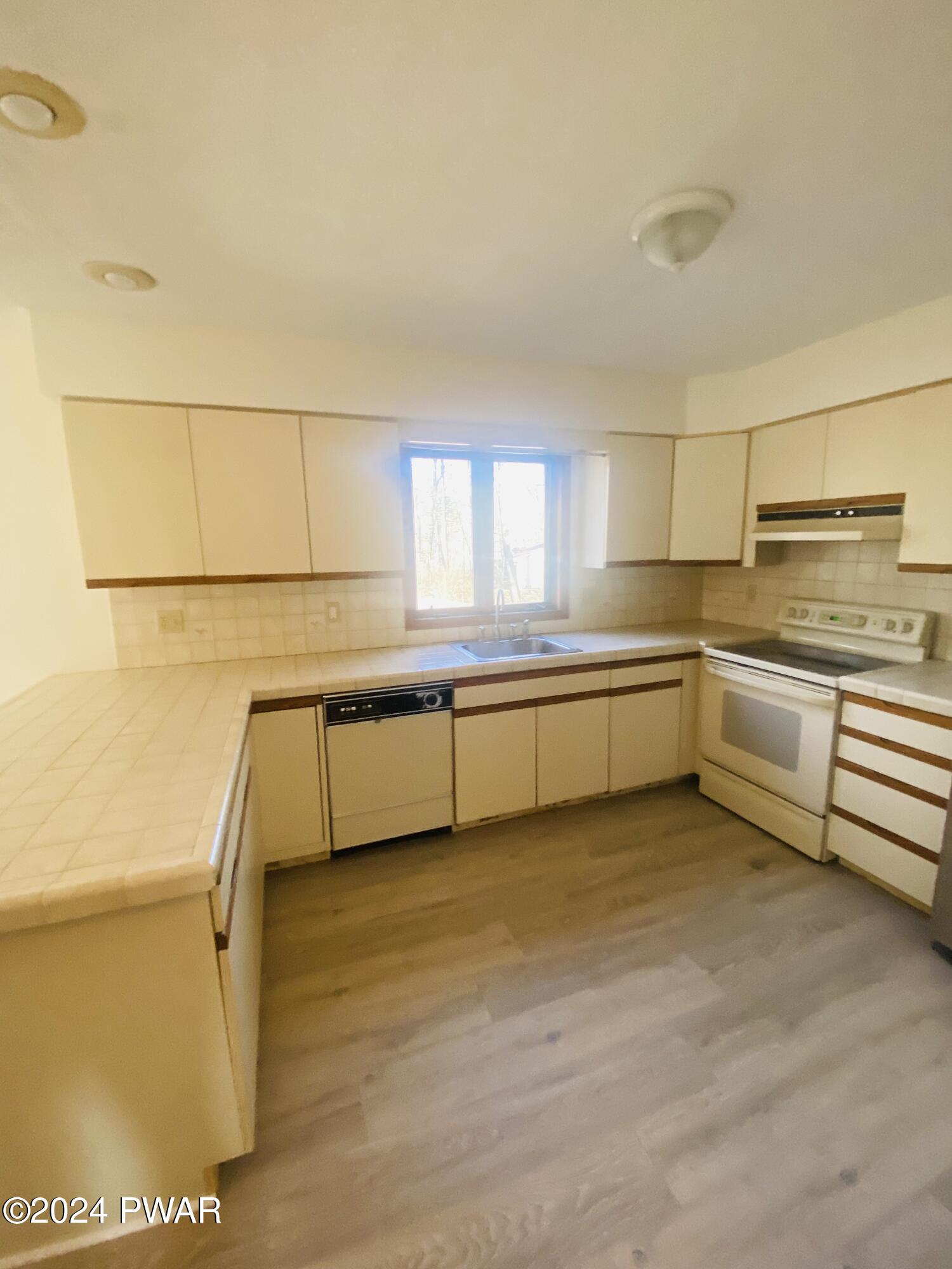 Lords Valley, Pennsylvania 18428, United States, 3 Bedrooms Bedrooms, ,2 BathroomsBathrooms,Residential,Pending,59809