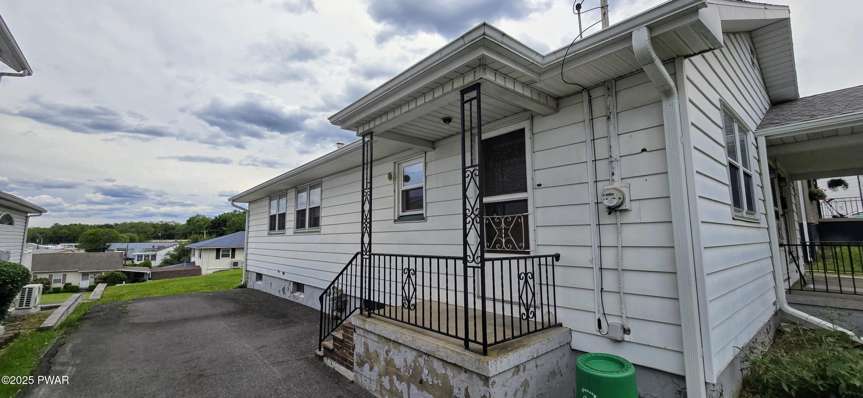 West Pittston, Pennsylvania 18643, United States, 3 Bedrooms Bedrooms, ,1 BathroomBathrooms,Residential,Pending,142112