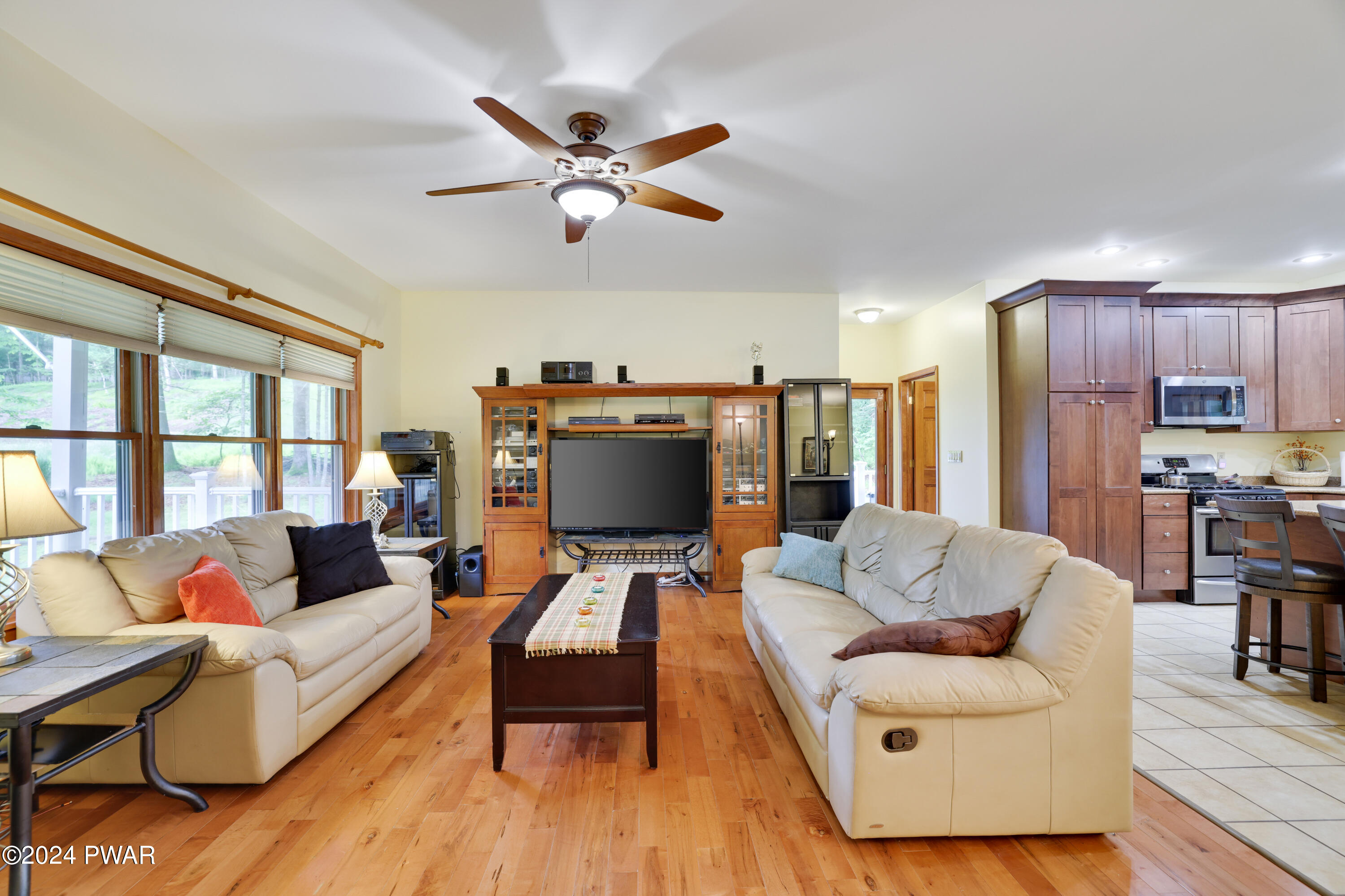 Hawley, Pennsylvania 18428, United States, 3 Bedrooms Bedrooms, ,4 BathroomsBathrooms,Residential,Pending,56465