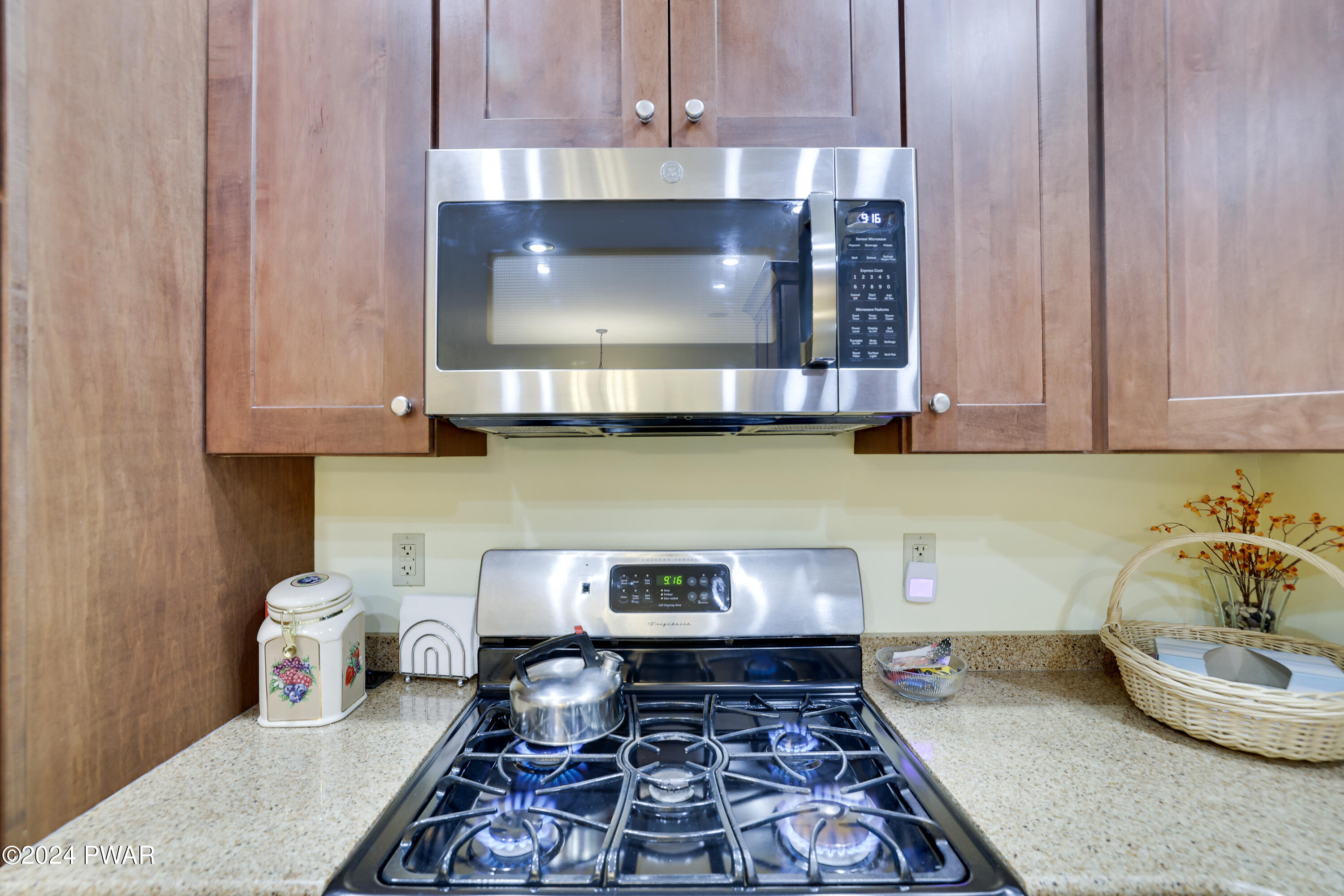 Hawley, Pennsylvania 18428, United States, 3 Bedrooms Bedrooms, ,4 BathroomsBathrooms,Residential,Pending,56465