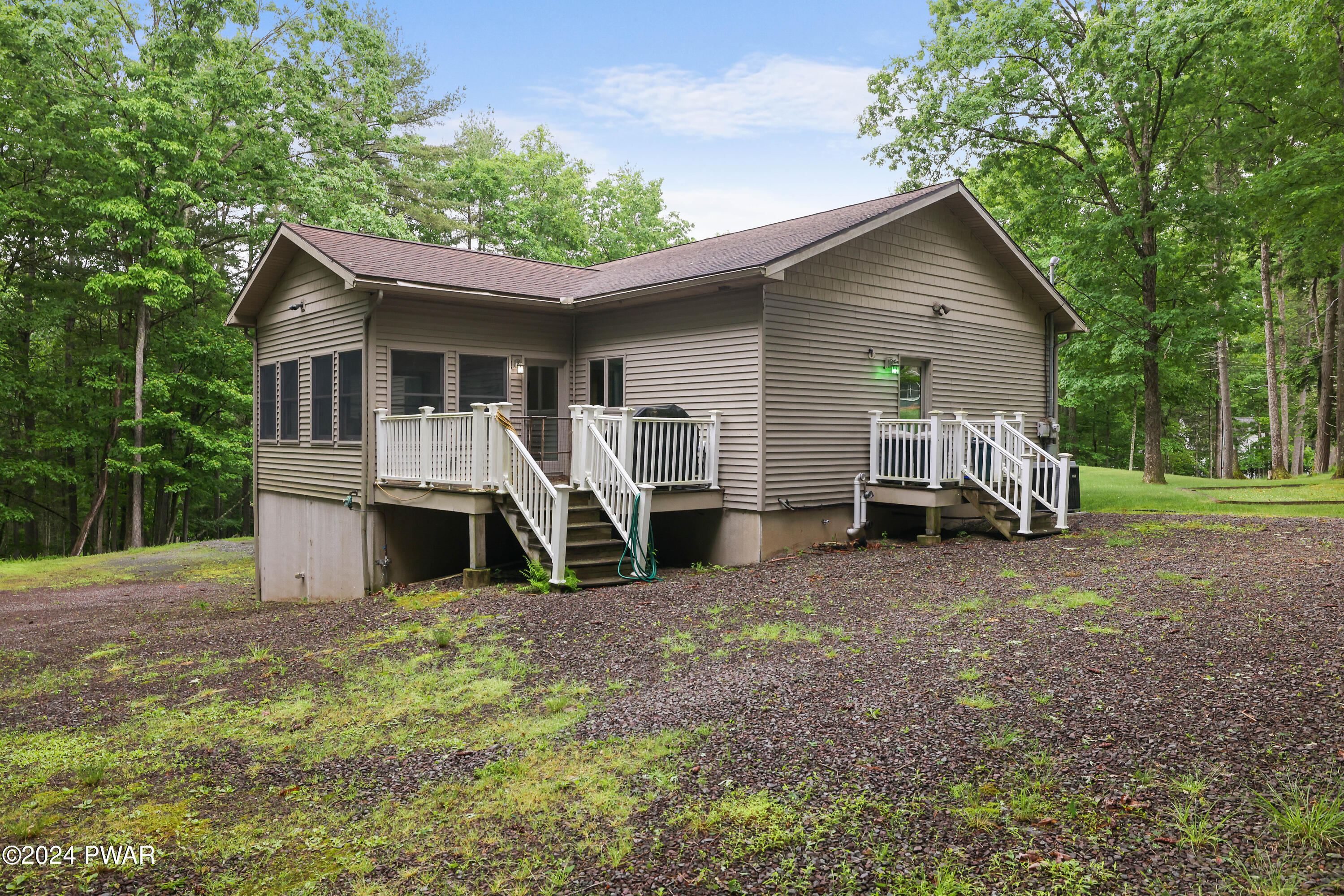 Hawley, Pennsylvania 18428, United States, 3 Bedrooms Bedrooms, ,4 BathroomsBathrooms,Residential,Pending,56465