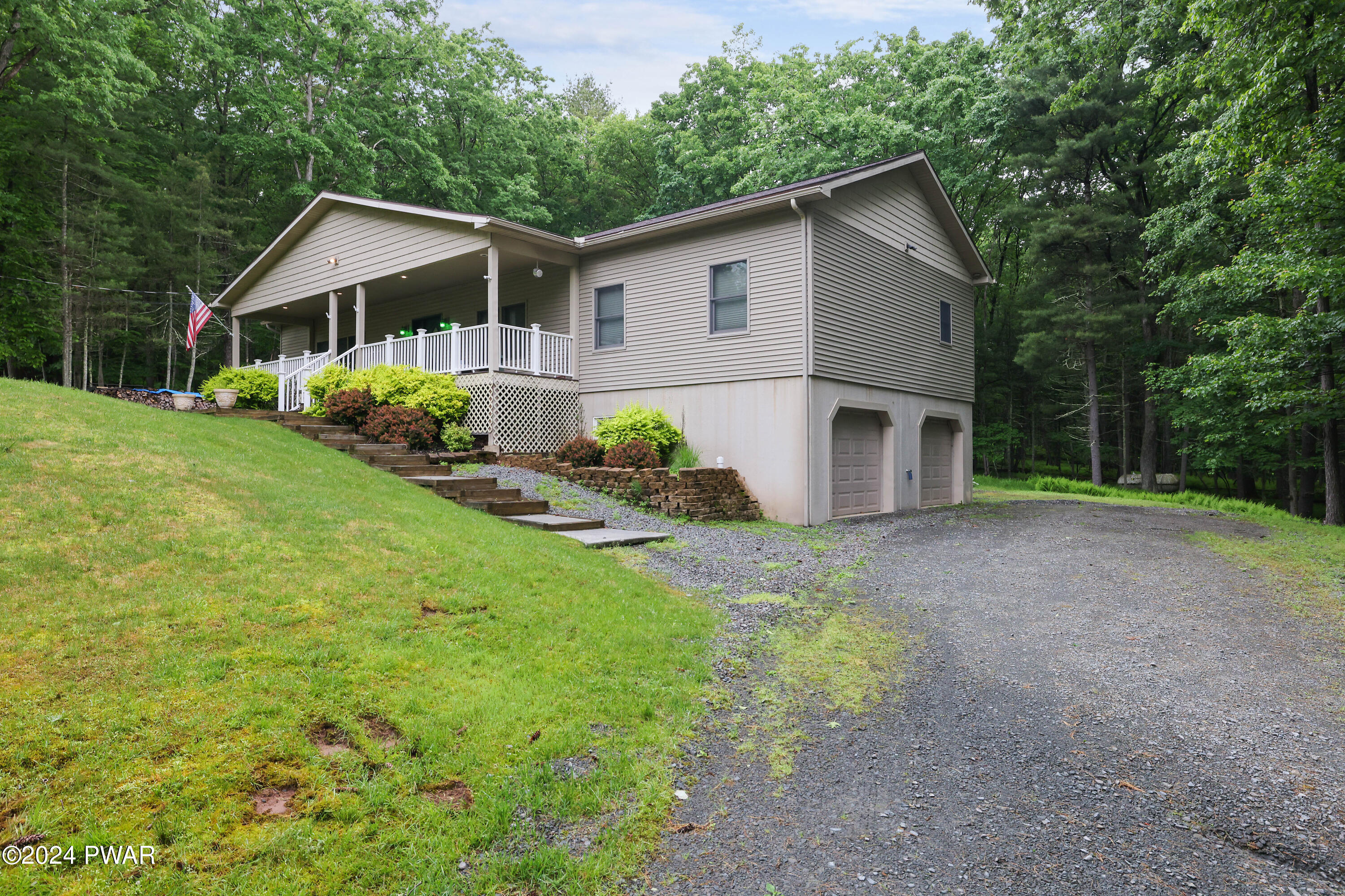 Hawley, Pennsylvania 18428, United States, 3 Bedrooms Bedrooms, ,4 BathroomsBathrooms,Residential,Pending,56465