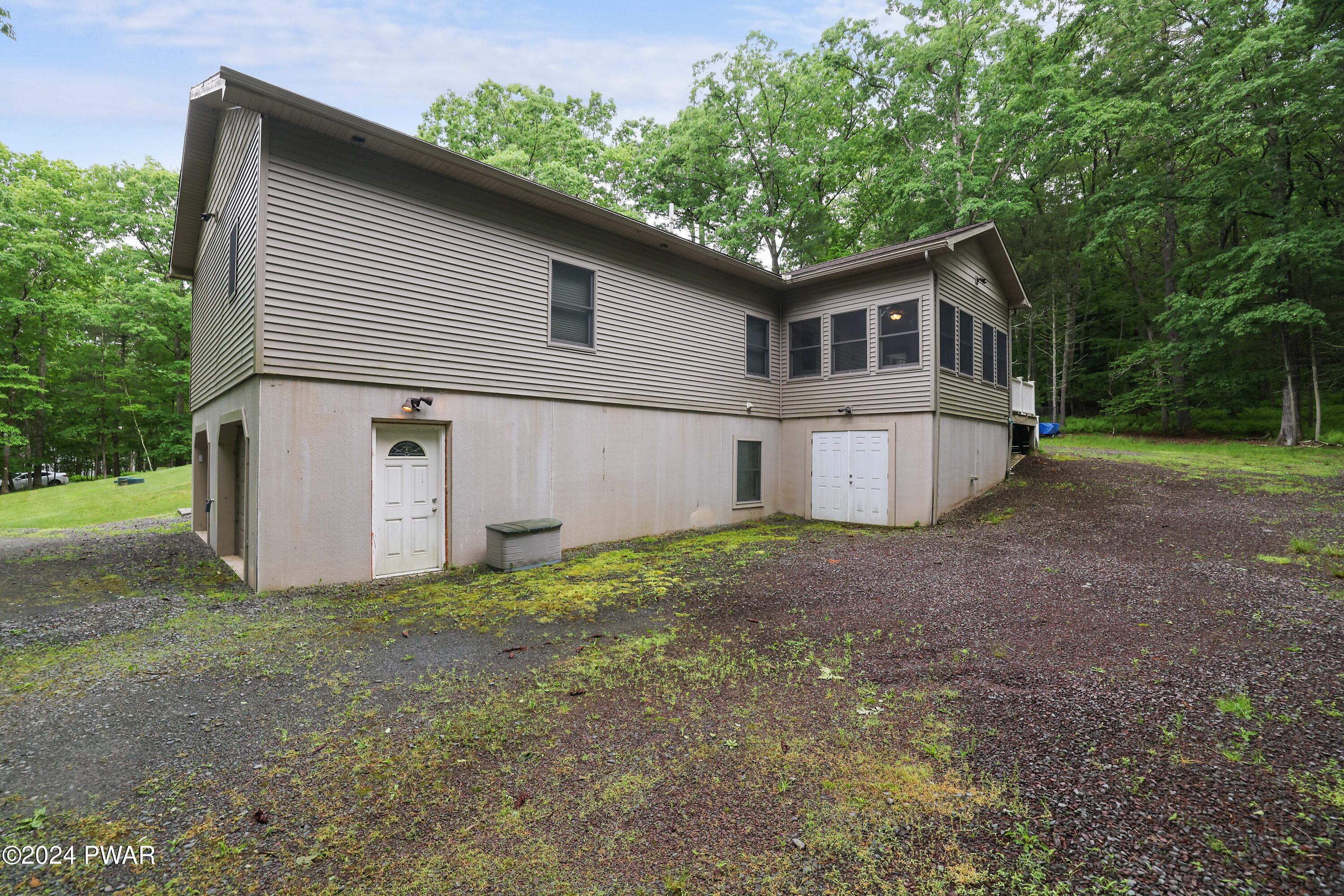 Hawley, Pennsylvania 18428, United States, 3 Bedrooms Bedrooms, ,4 BathroomsBathrooms,Residential,Pending,56465