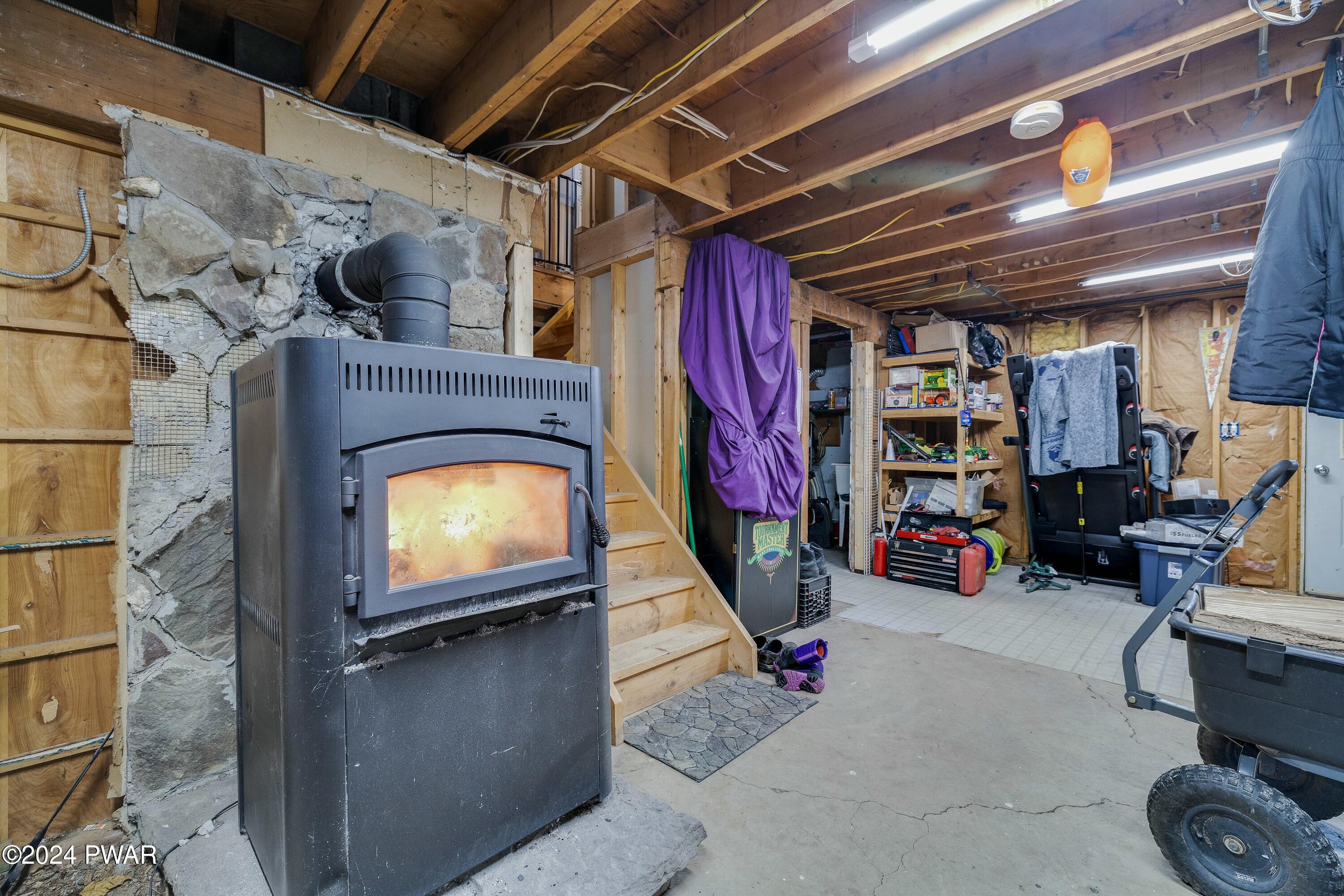 Hawley, Pennsylvania 18428, United States, 4 Bedrooms Bedrooms, ,2 BathroomsBathrooms,Residential,Pending,23922