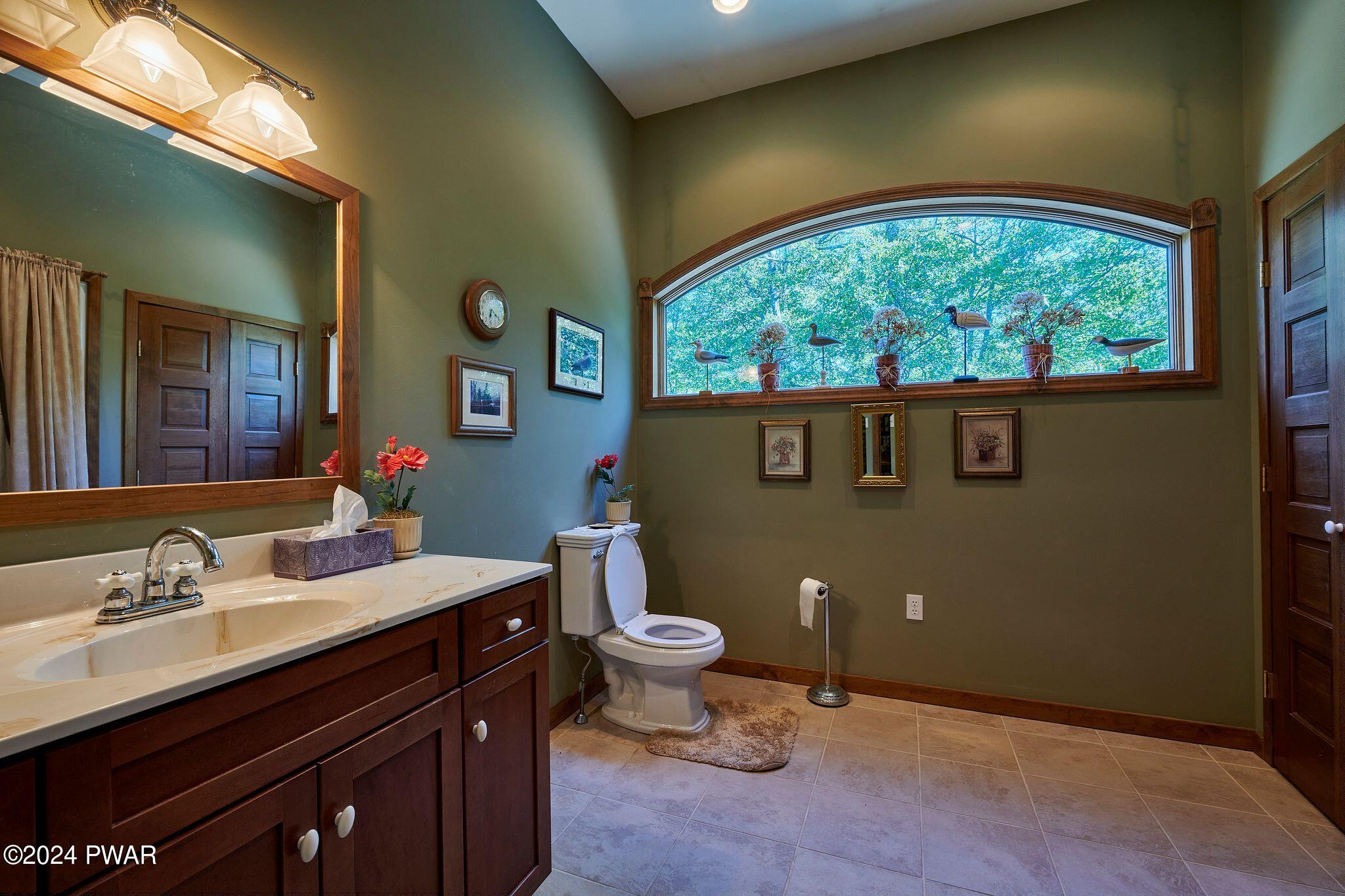 Hawley, Pennsylvania 18428, United States, 5 Bedrooms Bedrooms, ,3 BathroomsBathrooms,Residential,Pending,63404