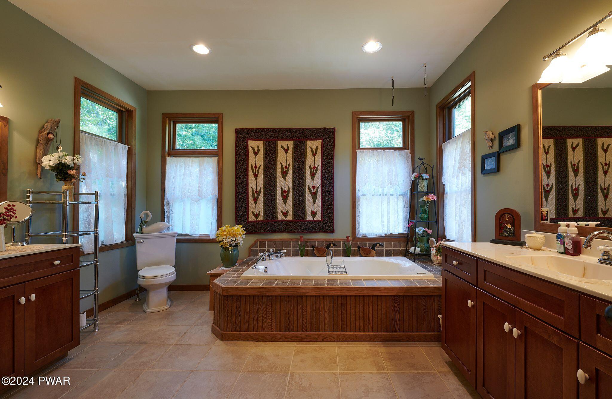 Hawley, Pennsylvania 18428, United States, 5 Bedrooms Bedrooms, ,3 BathroomsBathrooms,Residential,Pending,63404