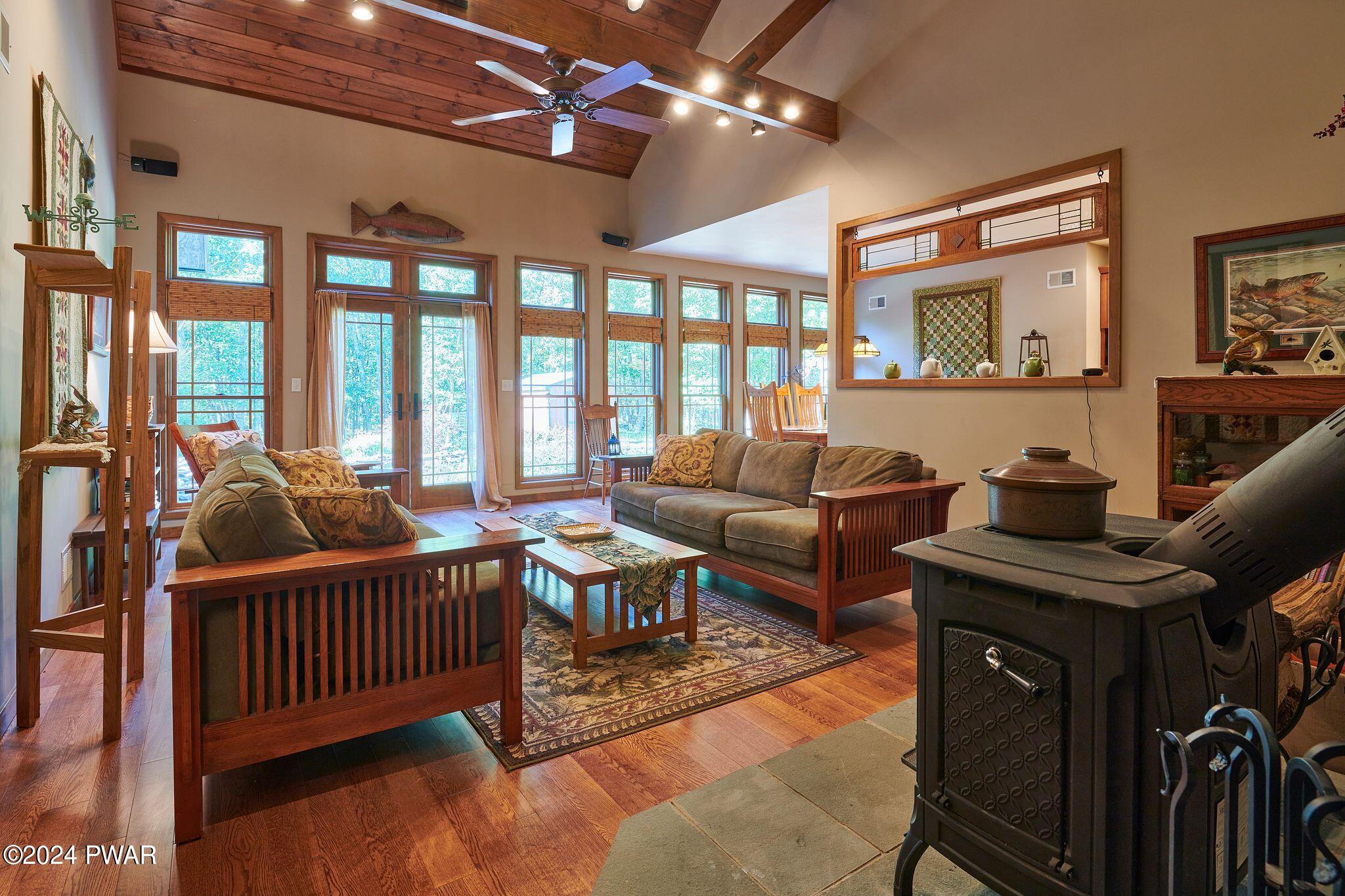 Hawley, Pennsylvania 18428, United States, 5 Bedrooms Bedrooms, ,3 BathroomsBathrooms,Residential,Pending,63404