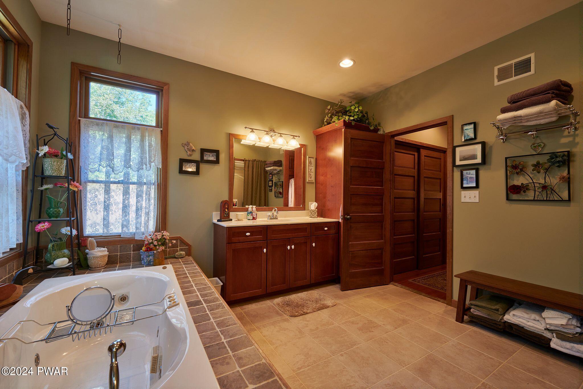 Hawley, Pennsylvania 18428, United States, 5 Bedrooms Bedrooms, ,3 BathroomsBathrooms,Residential,Pending,63404