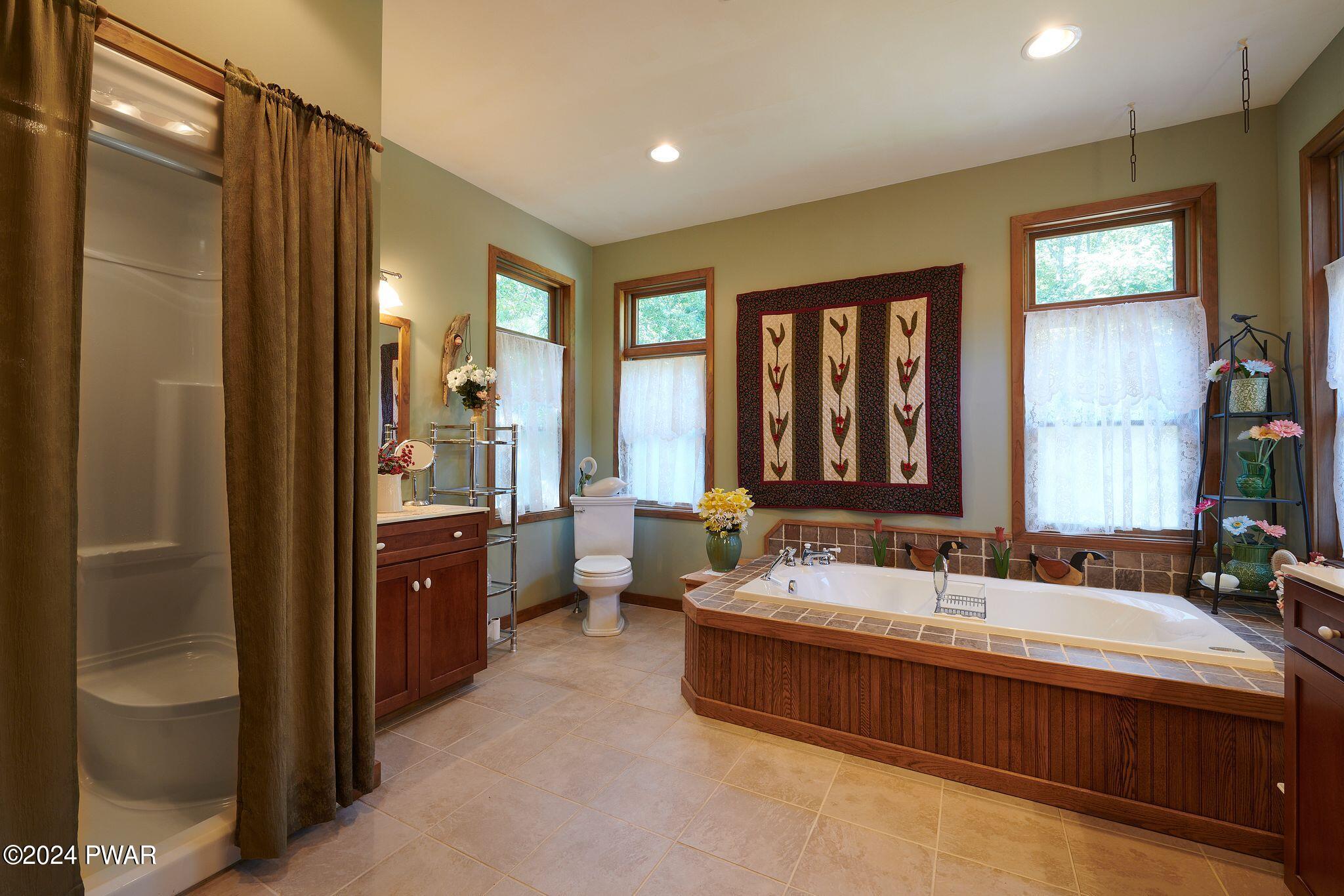 Hawley, Pennsylvania 18428, United States, 5 Bedrooms Bedrooms, ,3 BathroomsBathrooms,Residential,Pending,63404