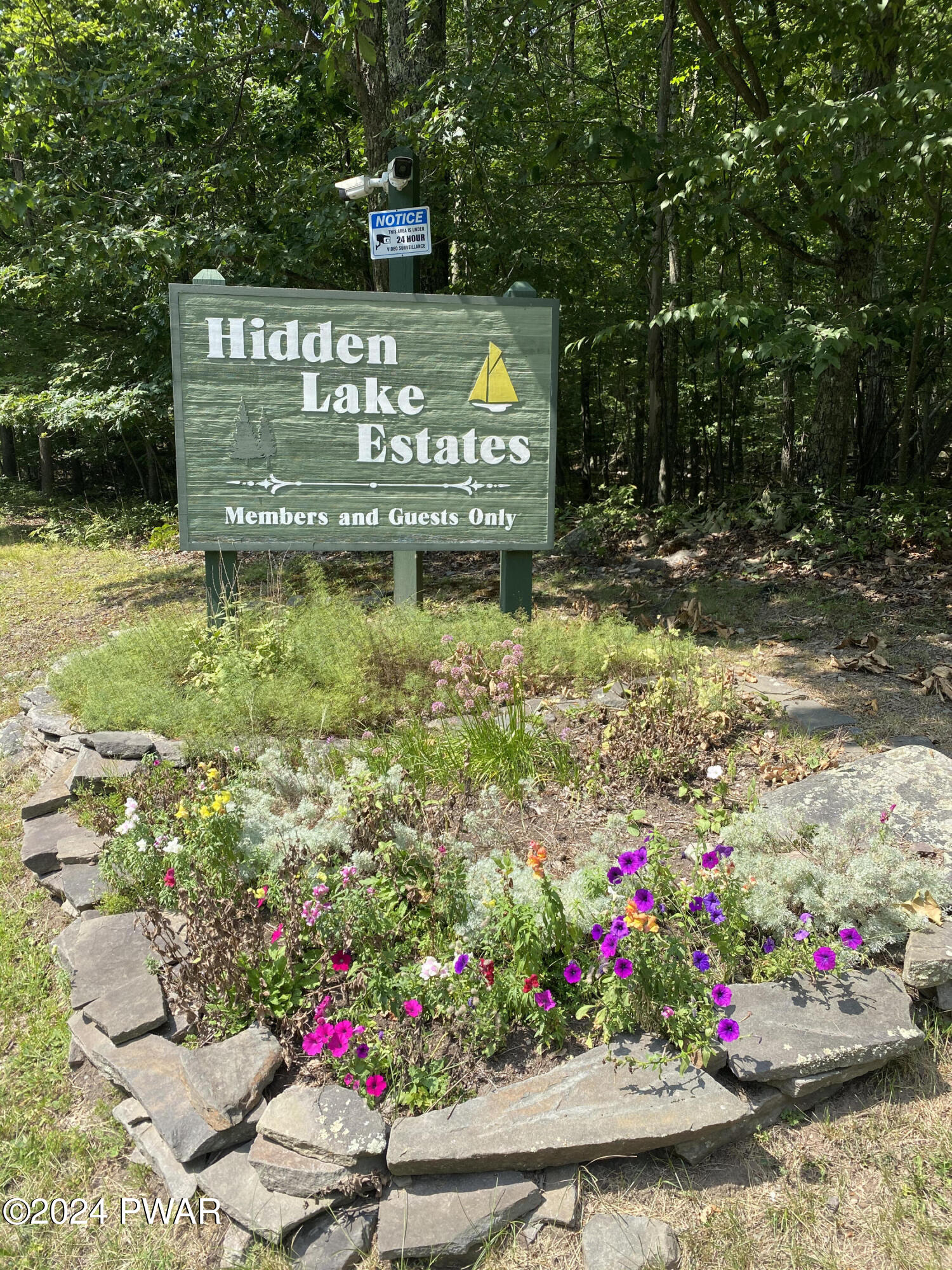 Hawley, Pennsylvania 18428, United States, 5 Bedrooms Bedrooms, ,3 BathroomsBathrooms,Residential,Pending,63404