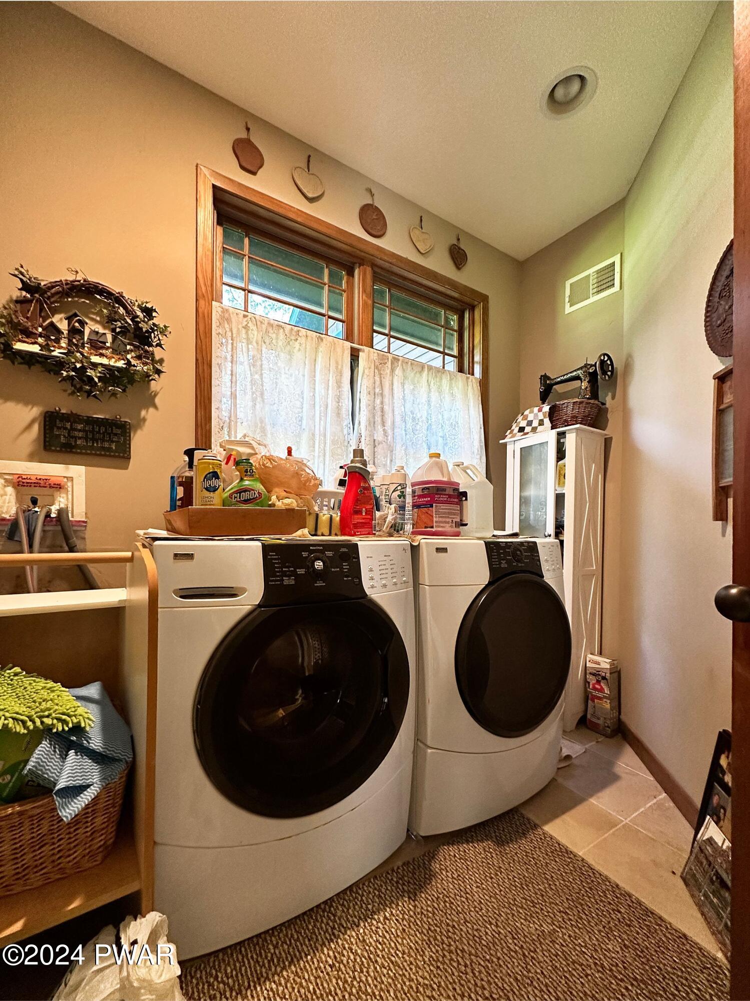 Hawley, Pennsylvania 18428, United States, 5 Bedrooms Bedrooms, ,3 BathroomsBathrooms,Residential,Pending,63404