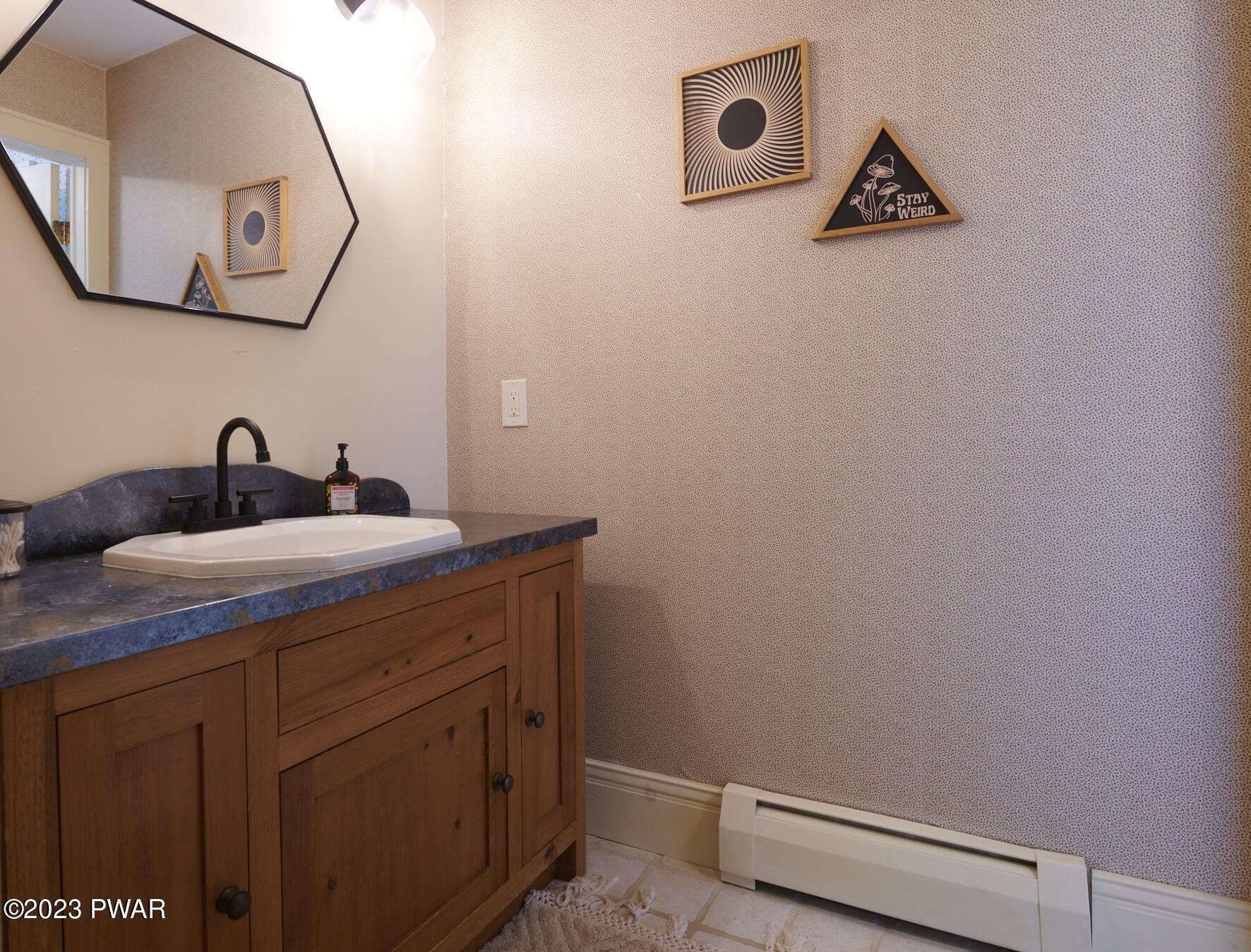 Hawley, Pennsylvania 18428, United States, 5 Bedrooms Bedrooms, ,3 BathroomsBathrooms,Residential,Active,197901