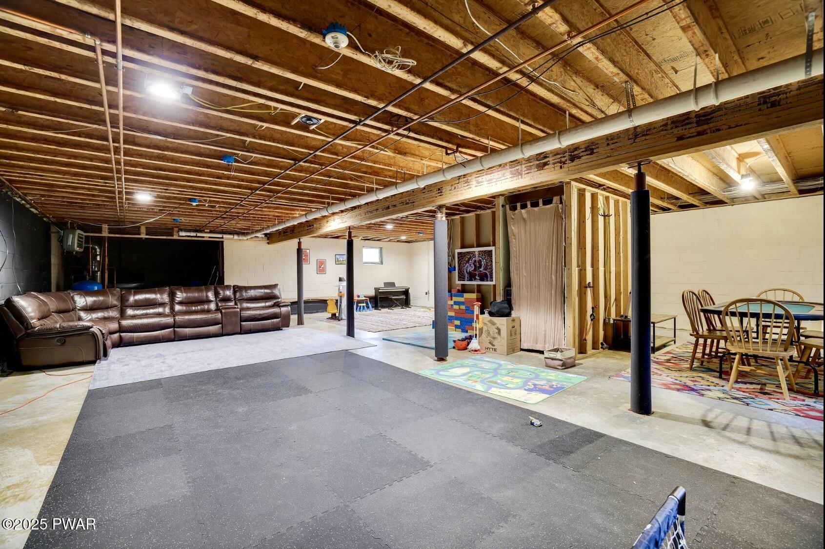 Hawley, Pennsylvania 18428, United States, 5 Bedrooms Bedrooms, ,3 BathroomsBathrooms,Residential,Active,197901