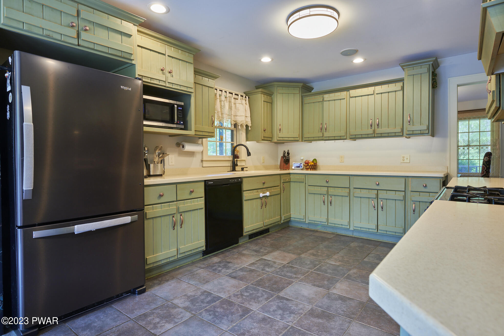 Hawley, Pennsylvania 18428, United States, 5 Bedrooms Bedrooms, ,3 BathroomsBathrooms,Residential,Active,197901