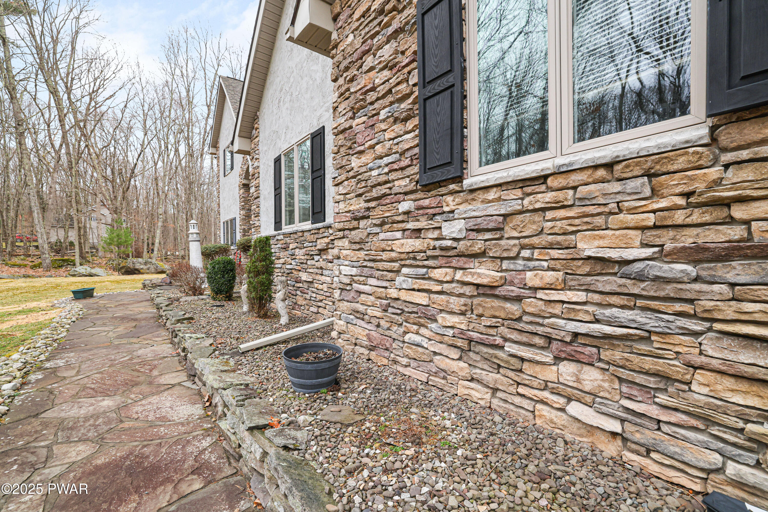 Hawley, Pennsylvania 18428, United States, 4 Bedrooms Bedrooms, ,3 BathroomsBathrooms,Residential,Active,95782