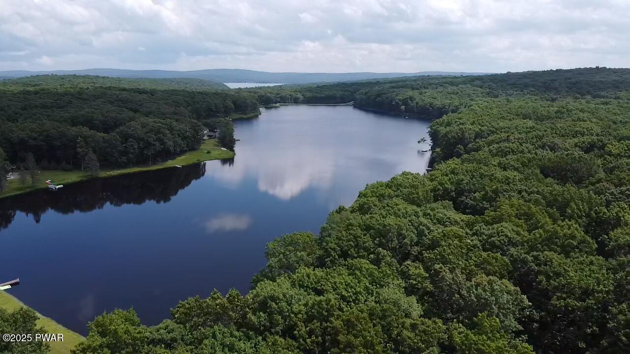 Hawley, Pennsylvania 18428, United States, 4 Bedrooms Bedrooms, ,3 BathroomsBathrooms,Residential,Active,95782