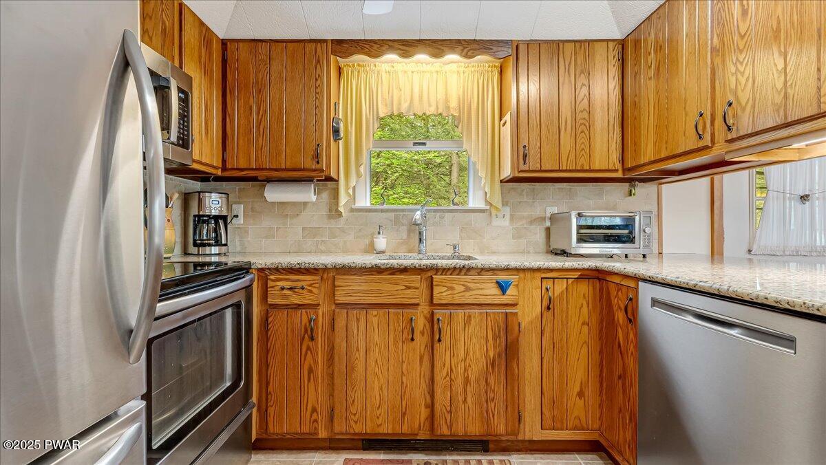 32 White Oak Drive, Lakeville, Pennsylvania image 13
