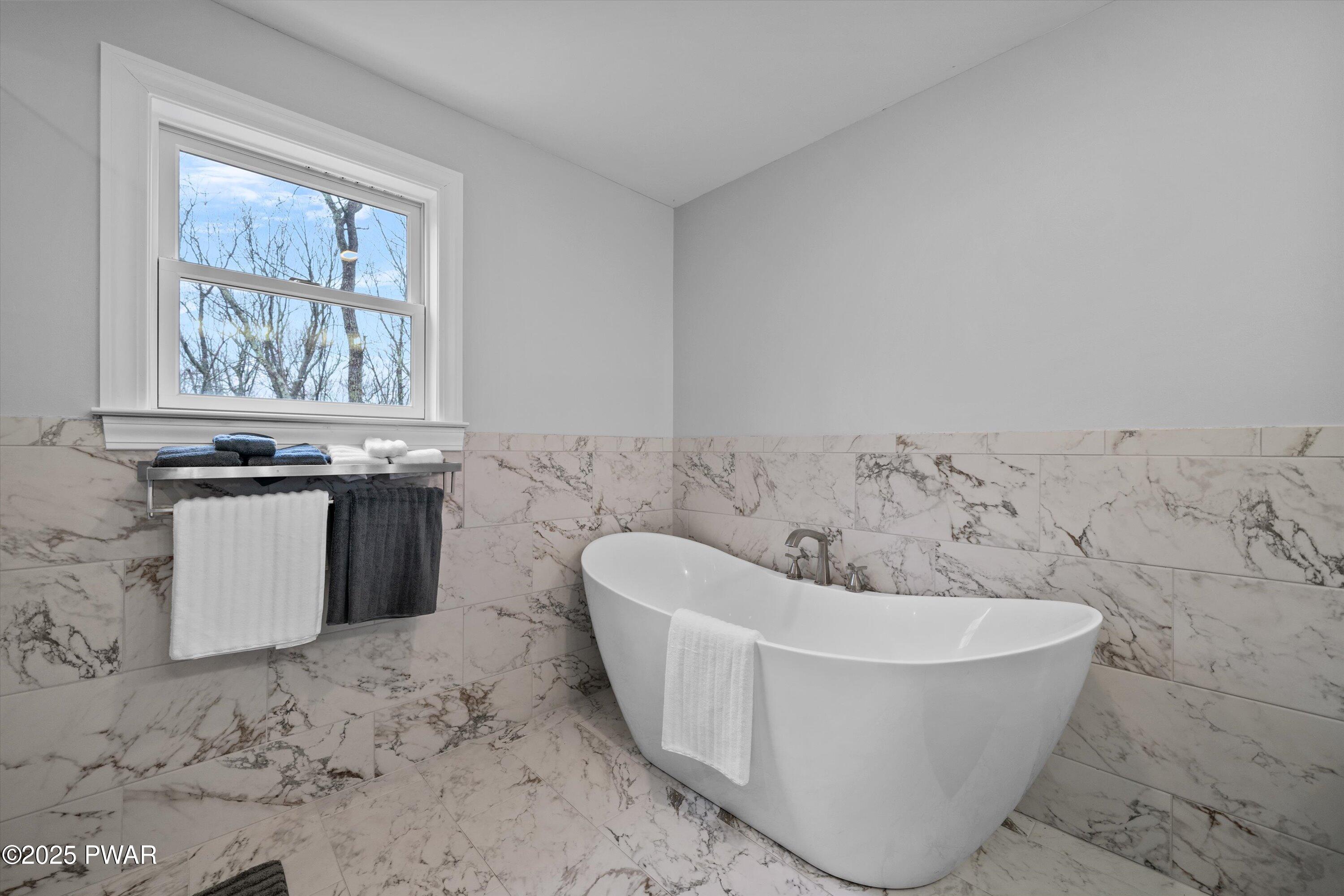 Lords Valley, Pennsylvania 18428, United States, 4 Bedrooms Bedrooms, ,3 BathroomsBathrooms,Residential,Pending,108178