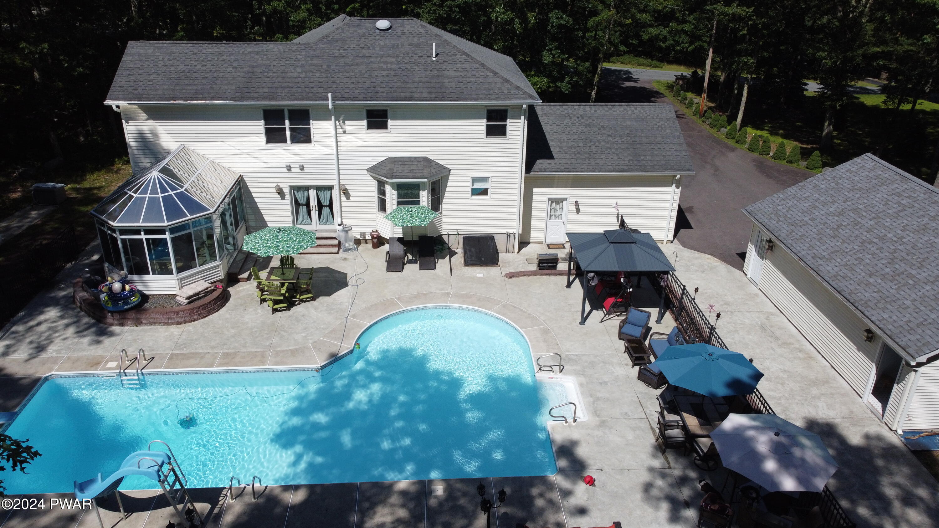 Hawley, Pennsylvania 18428, United States, 5 Bedrooms Bedrooms, ,4 BathroomsBathrooms,Residential,Pending,53322