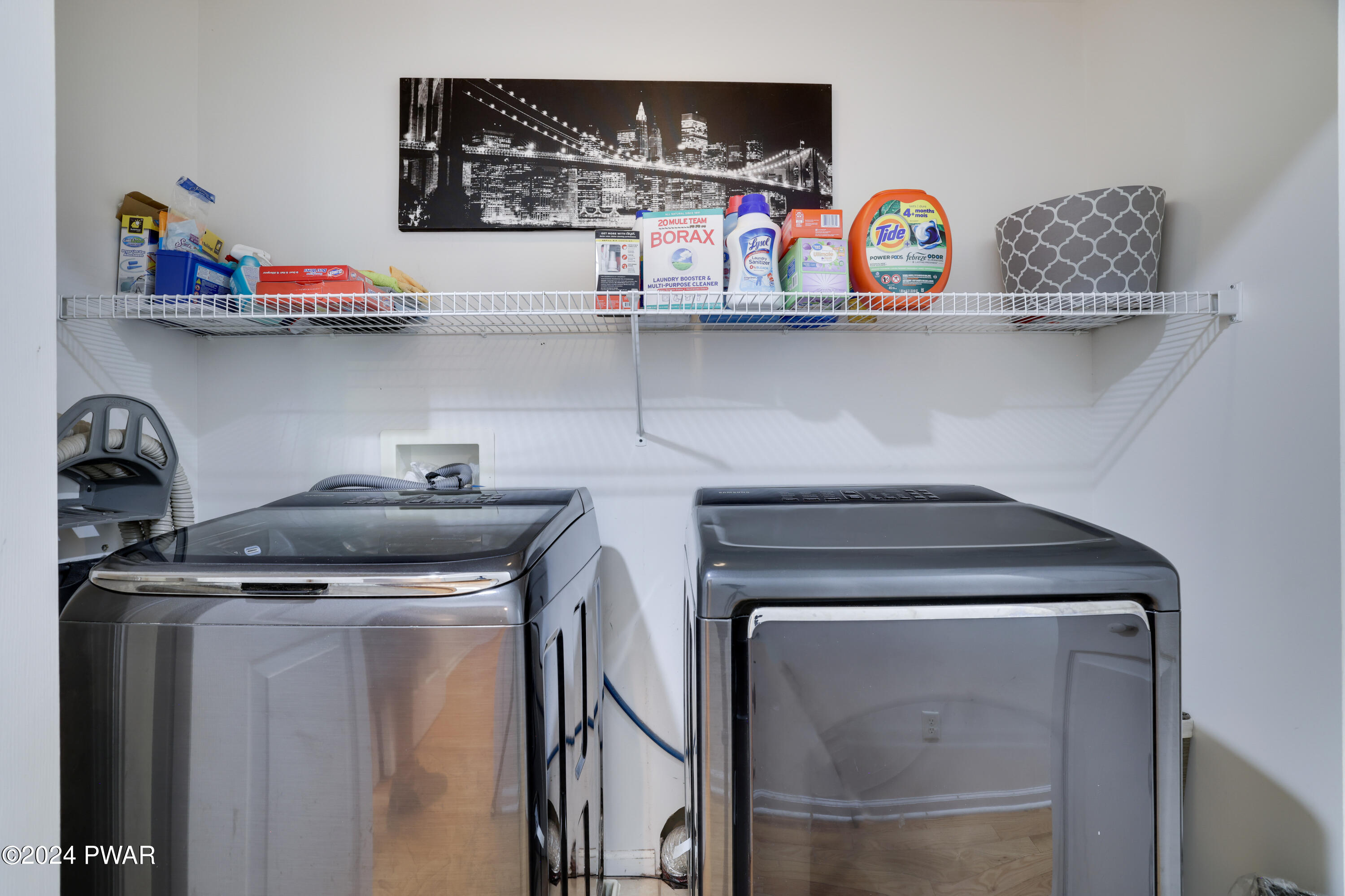 Hawley, Pennsylvania 18428, United States, 5 Bedrooms Bedrooms, ,4 BathroomsBathrooms,Residential,Pending,53322