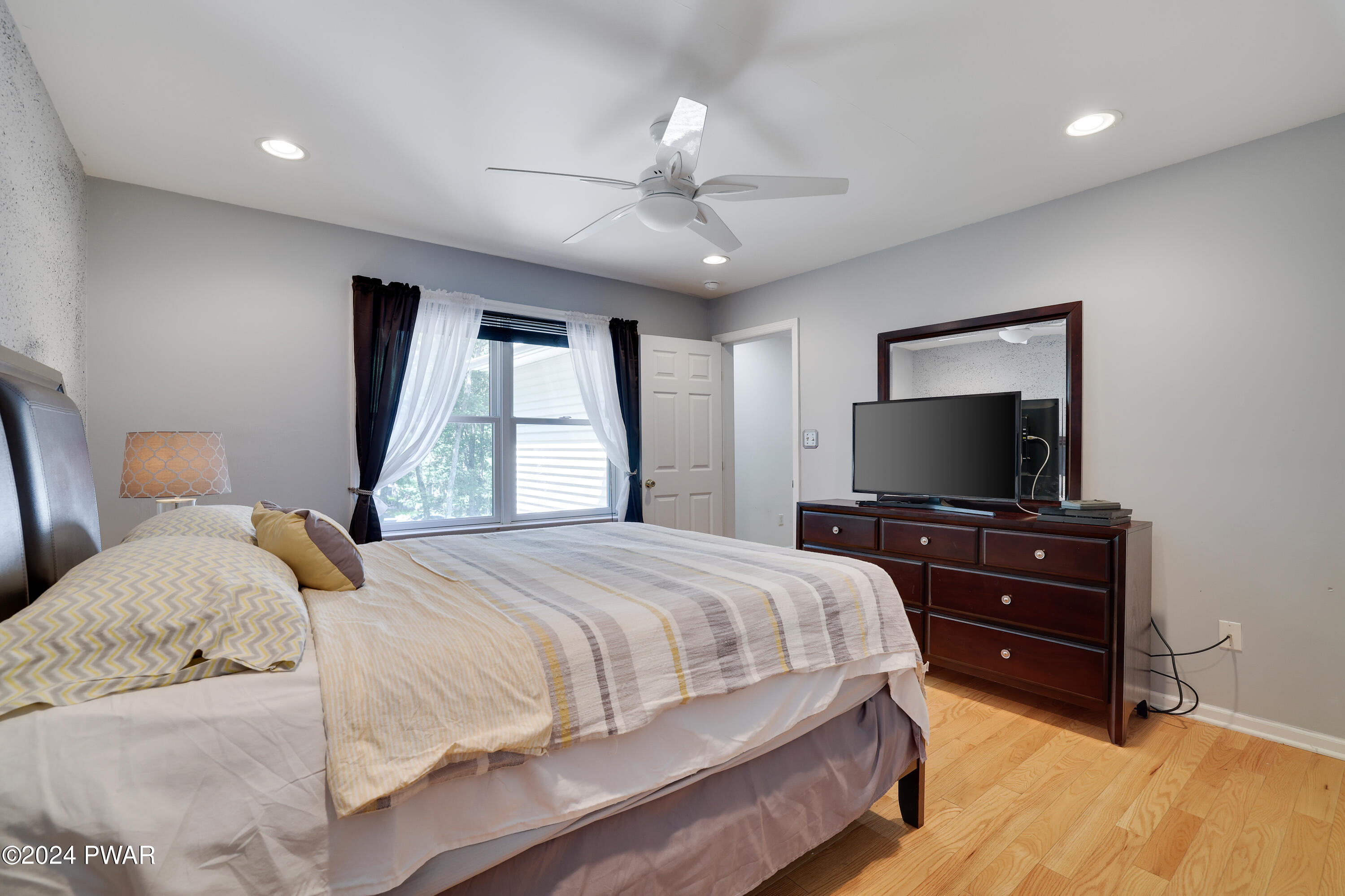 Hawley, Pennsylvania 18428, United States, 5 Bedrooms Bedrooms, ,4 BathroomsBathrooms,Residential,Pending,53322