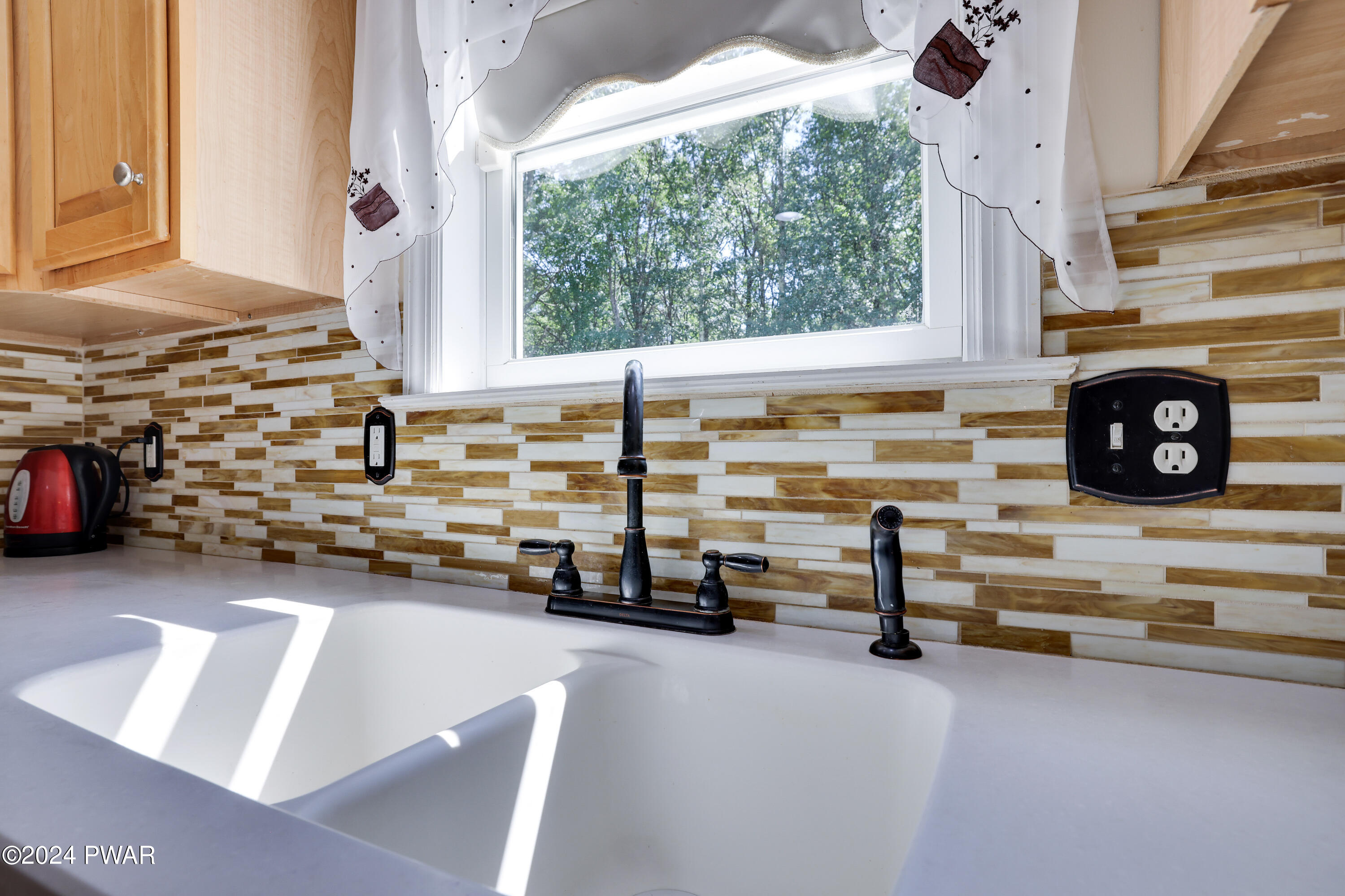 Hawley, Pennsylvania 18428, United States, 5 Bedrooms Bedrooms, ,4 BathroomsBathrooms,Residential,Pending,53322