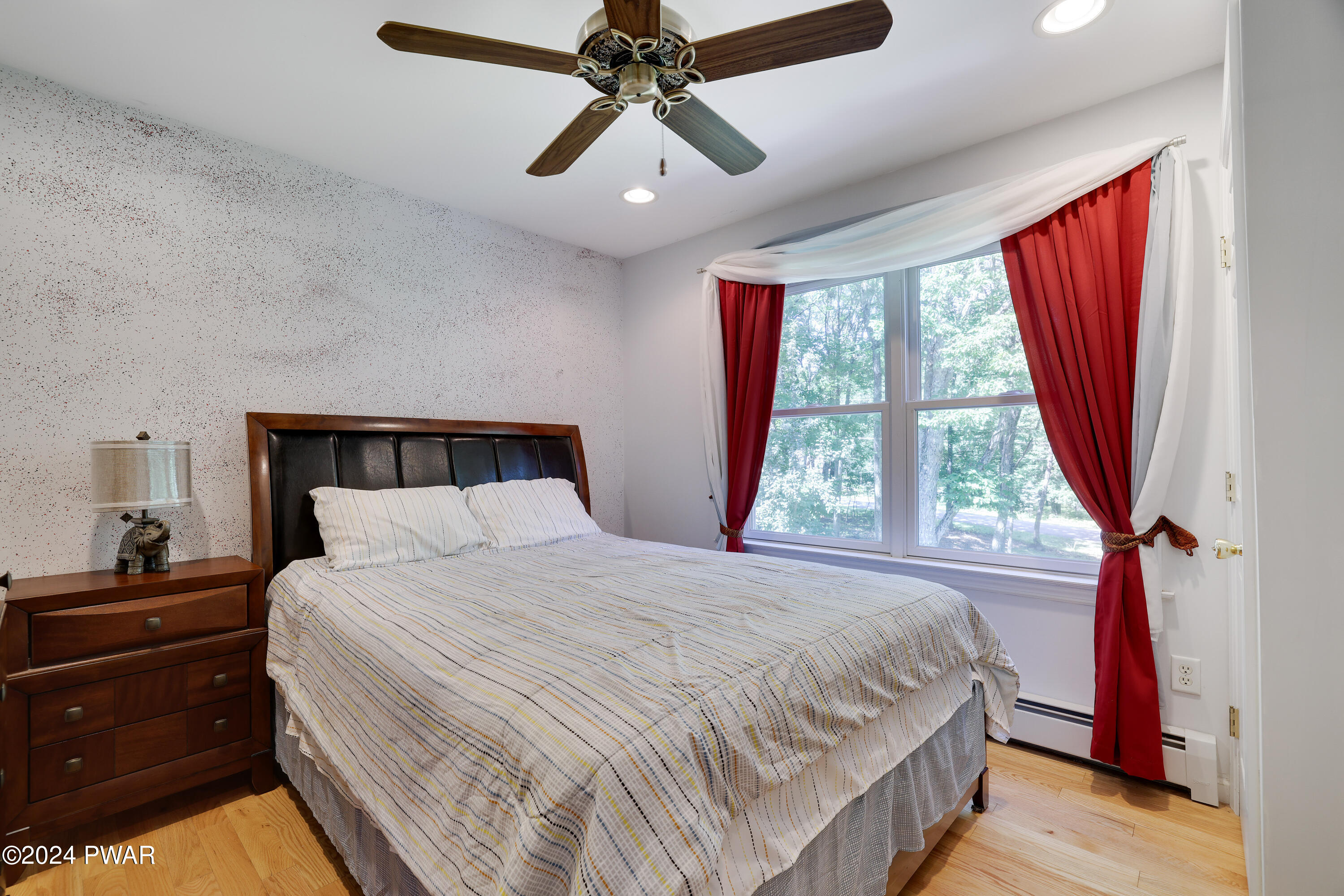 Hawley, Pennsylvania 18428, United States, 5 Bedrooms Bedrooms, ,4 BathroomsBathrooms,Residential,Pending,53322