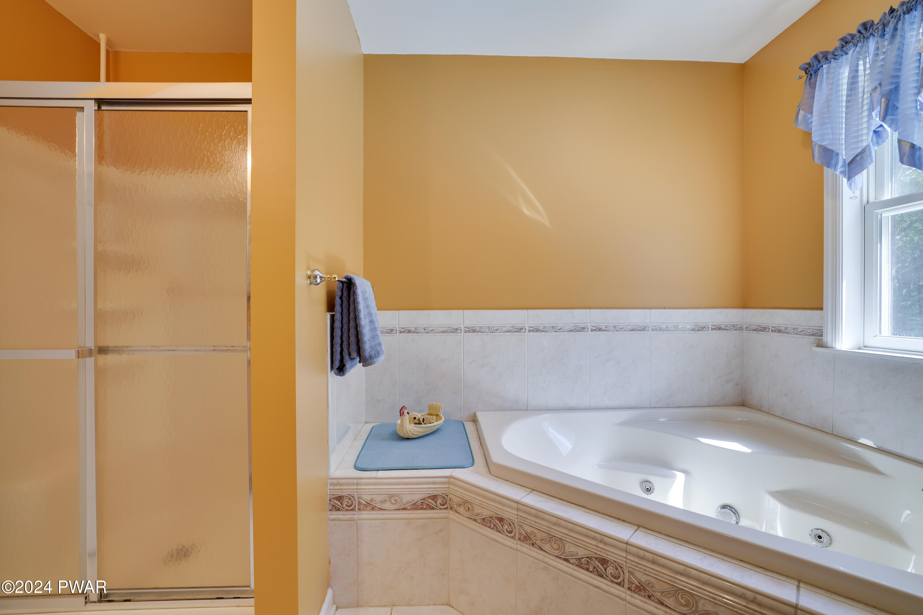 Hawley, Pennsylvania 18428, United States, 5 Bedrooms Bedrooms, ,4 BathroomsBathrooms,Residential,Pending,53322