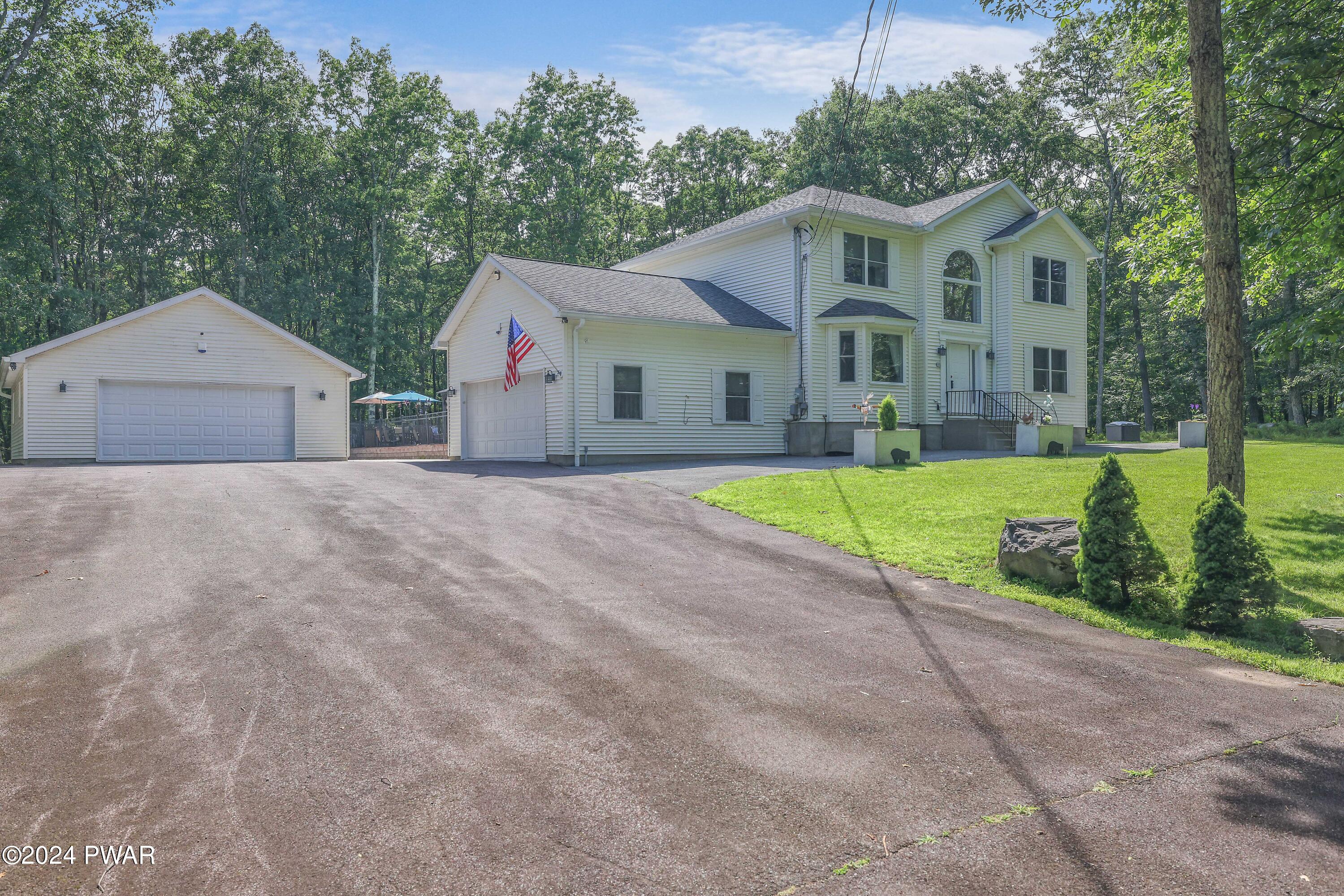 Hawley, Pennsylvania 18428, United States, 5 Bedrooms Bedrooms, ,4 BathroomsBathrooms,Residential,Pending,53322