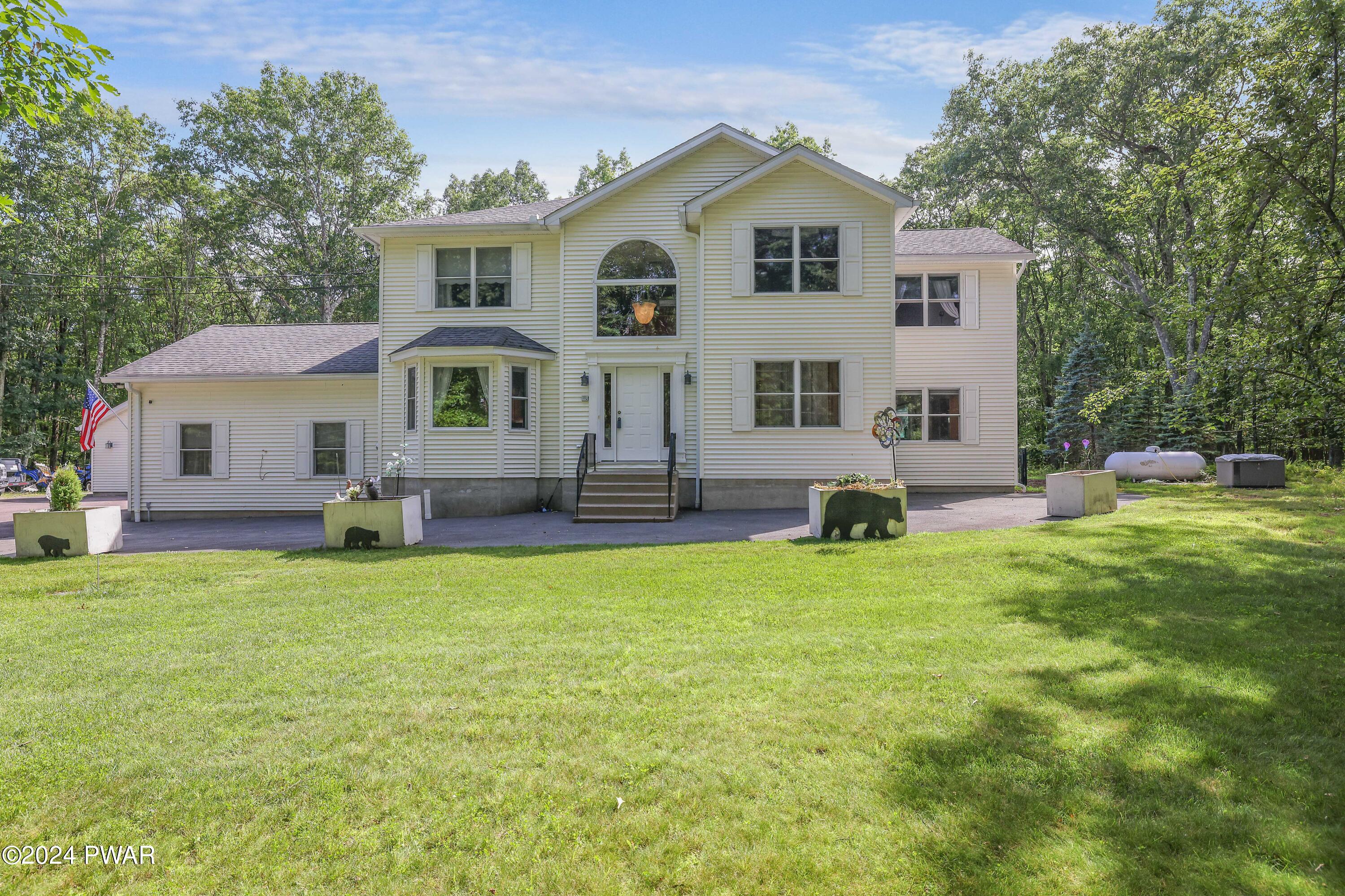 Hawley, Pennsylvania 18428, United States, 5 Bedrooms Bedrooms, ,4 BathroomsBathrooms,Residential,Pending,53322