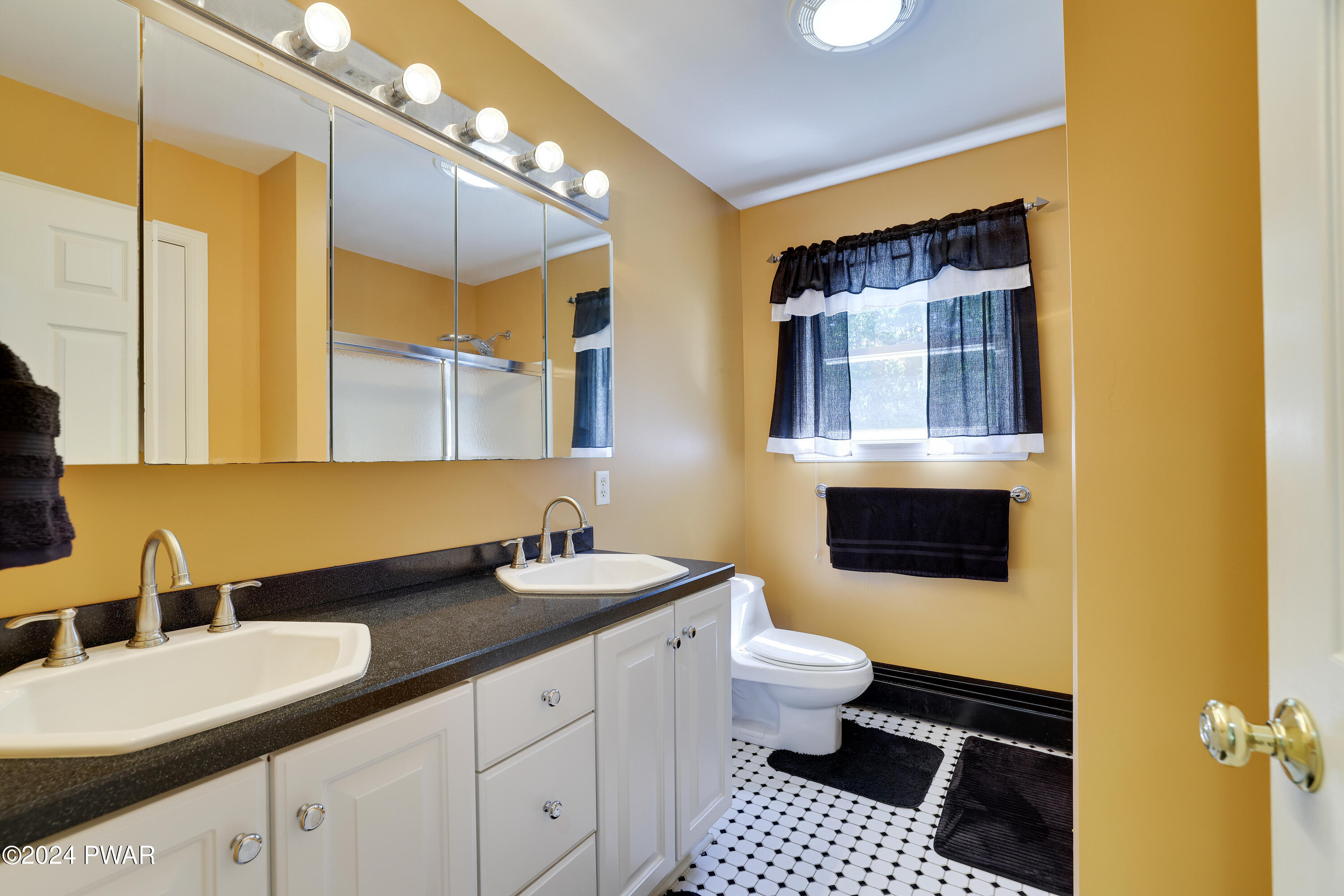 Hawley, Pennsylvania 18428, United States, 5 Bedrooms Bedrooms, ,4 BathroomsBathrooms,Residential,Pending,53322