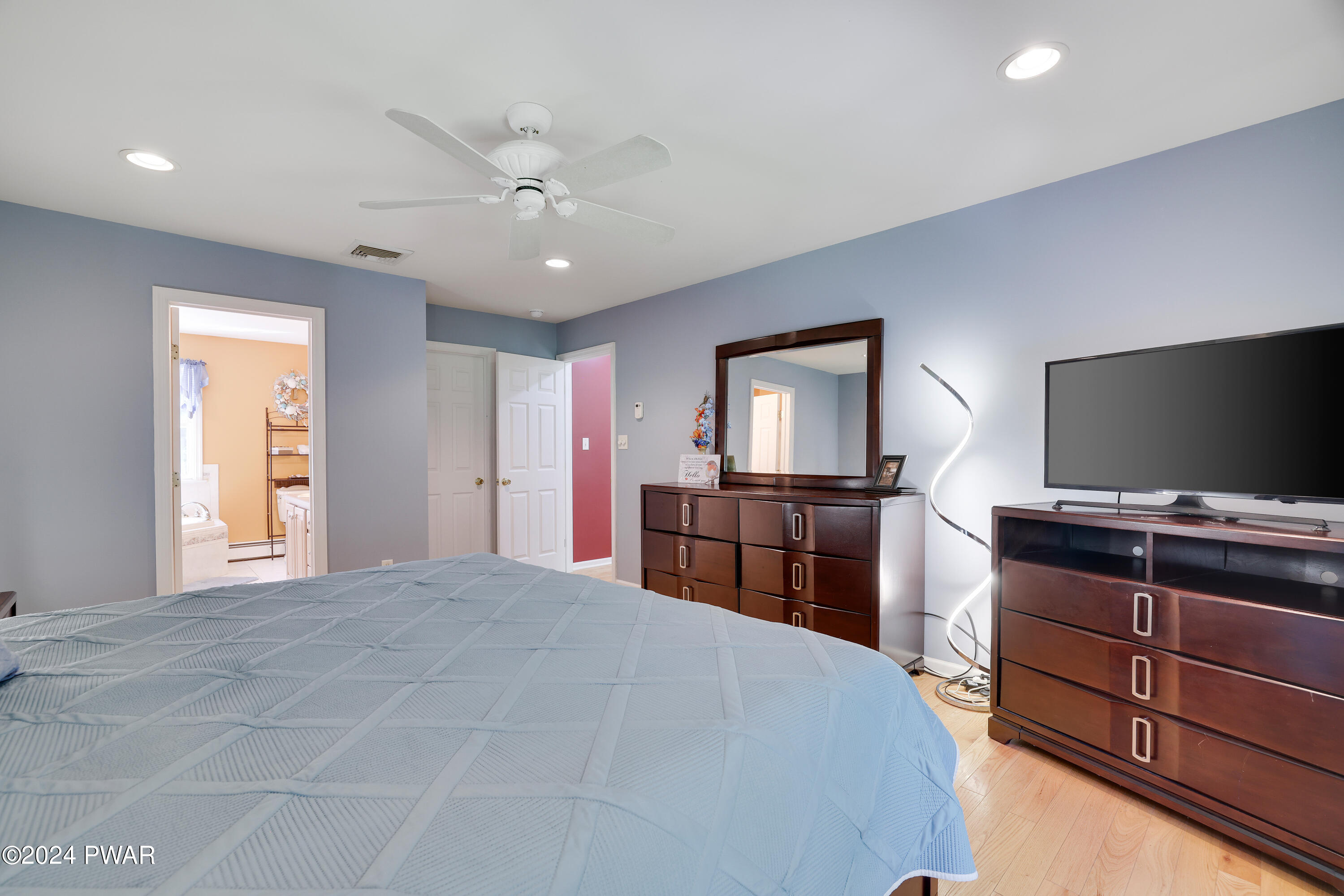 Hawley, Pennsylvania 18428, United States, 5 Bedrooms Bedrooms, ,4 BathroomsBathrooms,Residential,Pending,53322