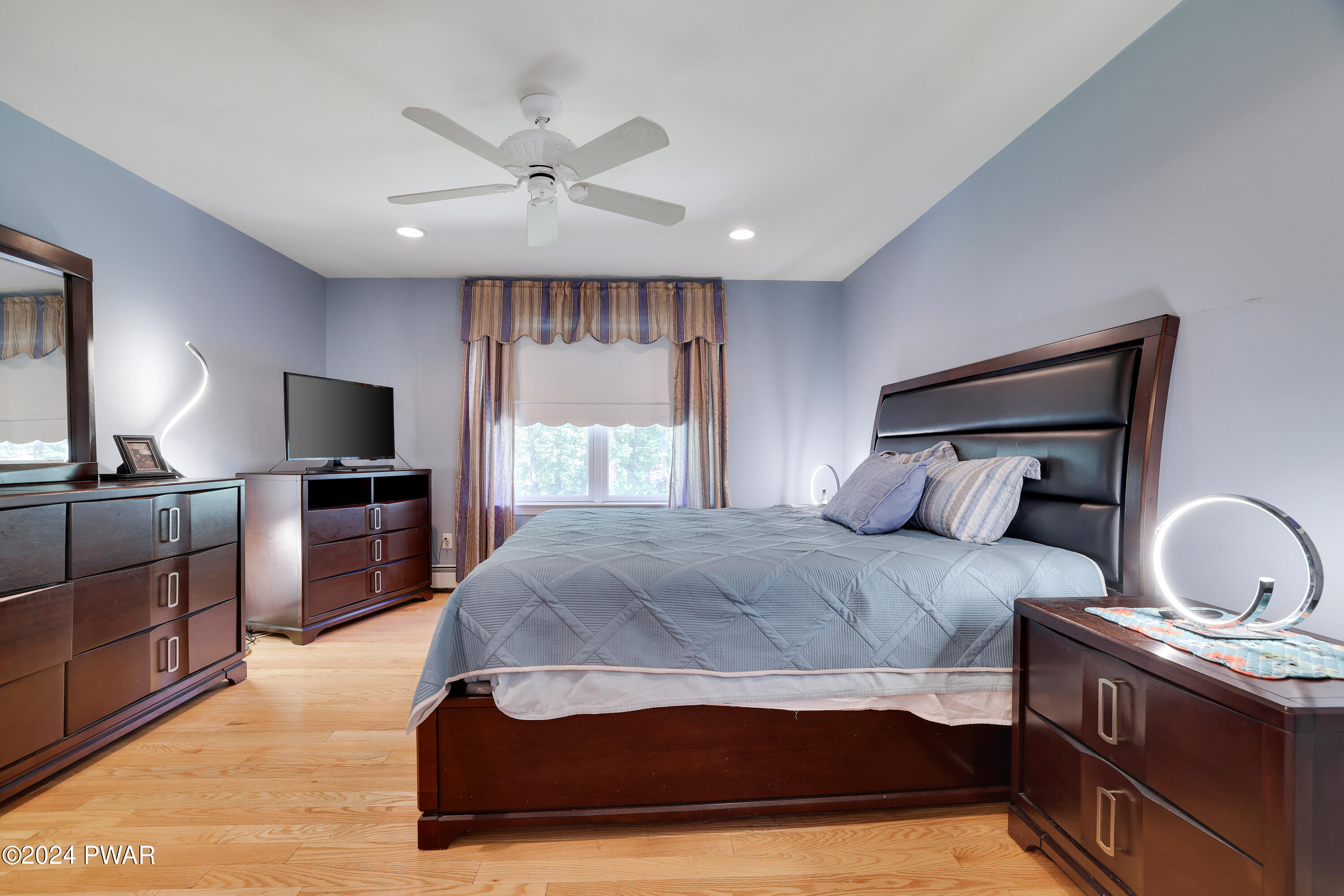 Hawley, Pennsylvania 18428, United States, 5 Bedrooms Bedrooms, ,4 BathroomsBathrooms,Residential,Pending,53322