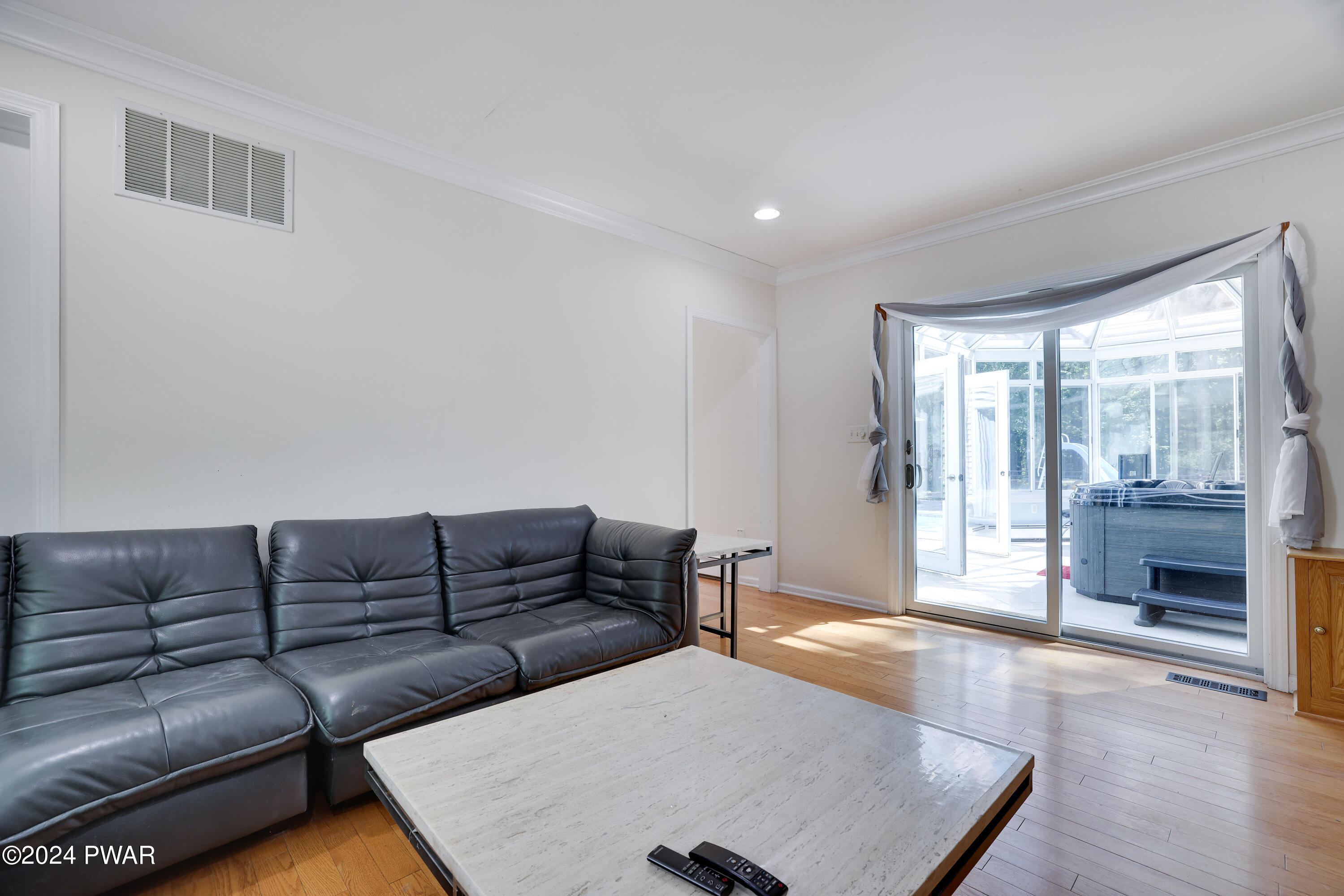 Hawley, Pennsylvania 18428, United States, 5 Bedrooms Bedrooms, ,4 BathroomsBathrooms,Residential,Pending,53322