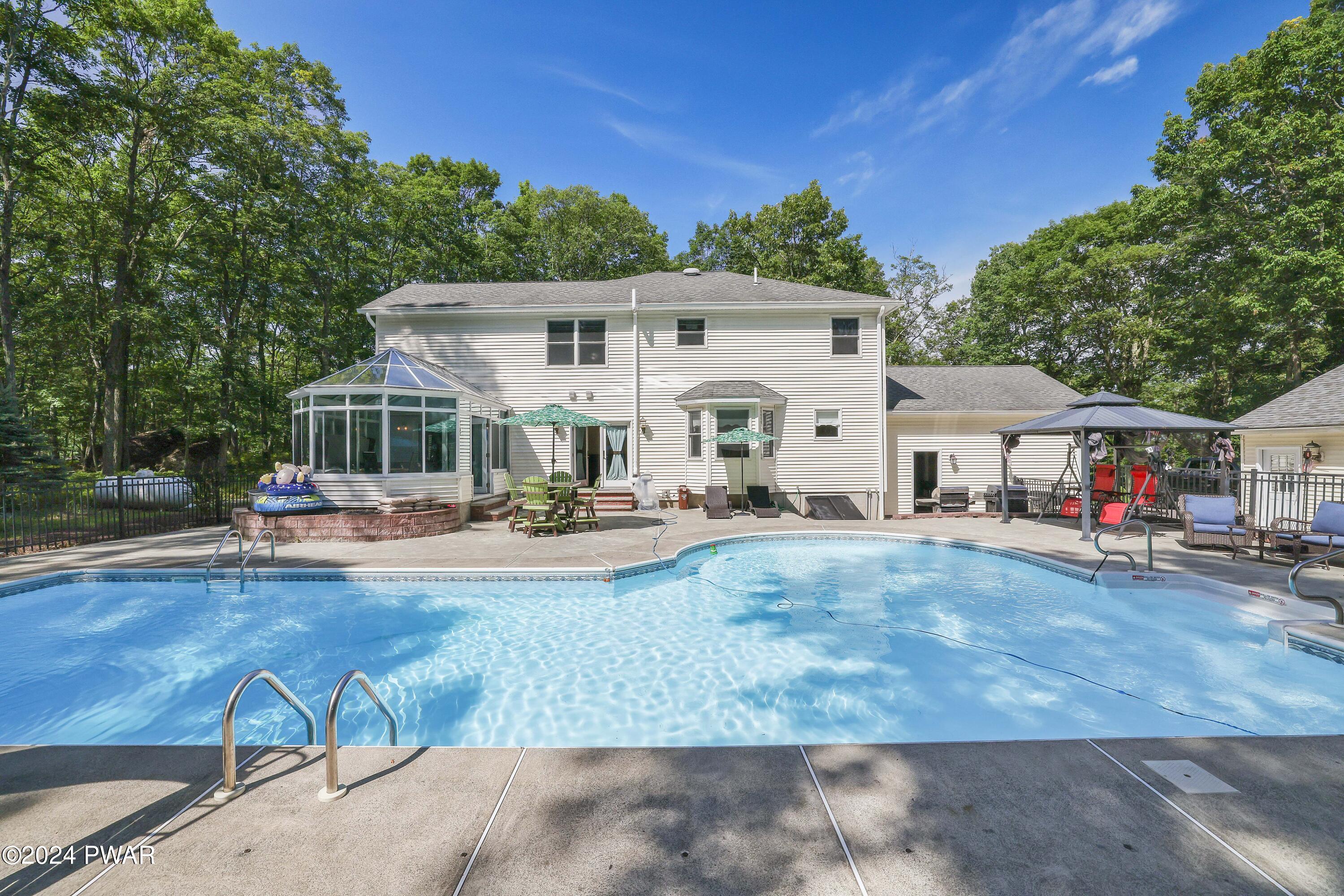 Hawley, Pennsylvania 18428, United States, 5 Bedrooms Bedrooms, ,4 BathroomsBathrooms,Residential,Pending,53322