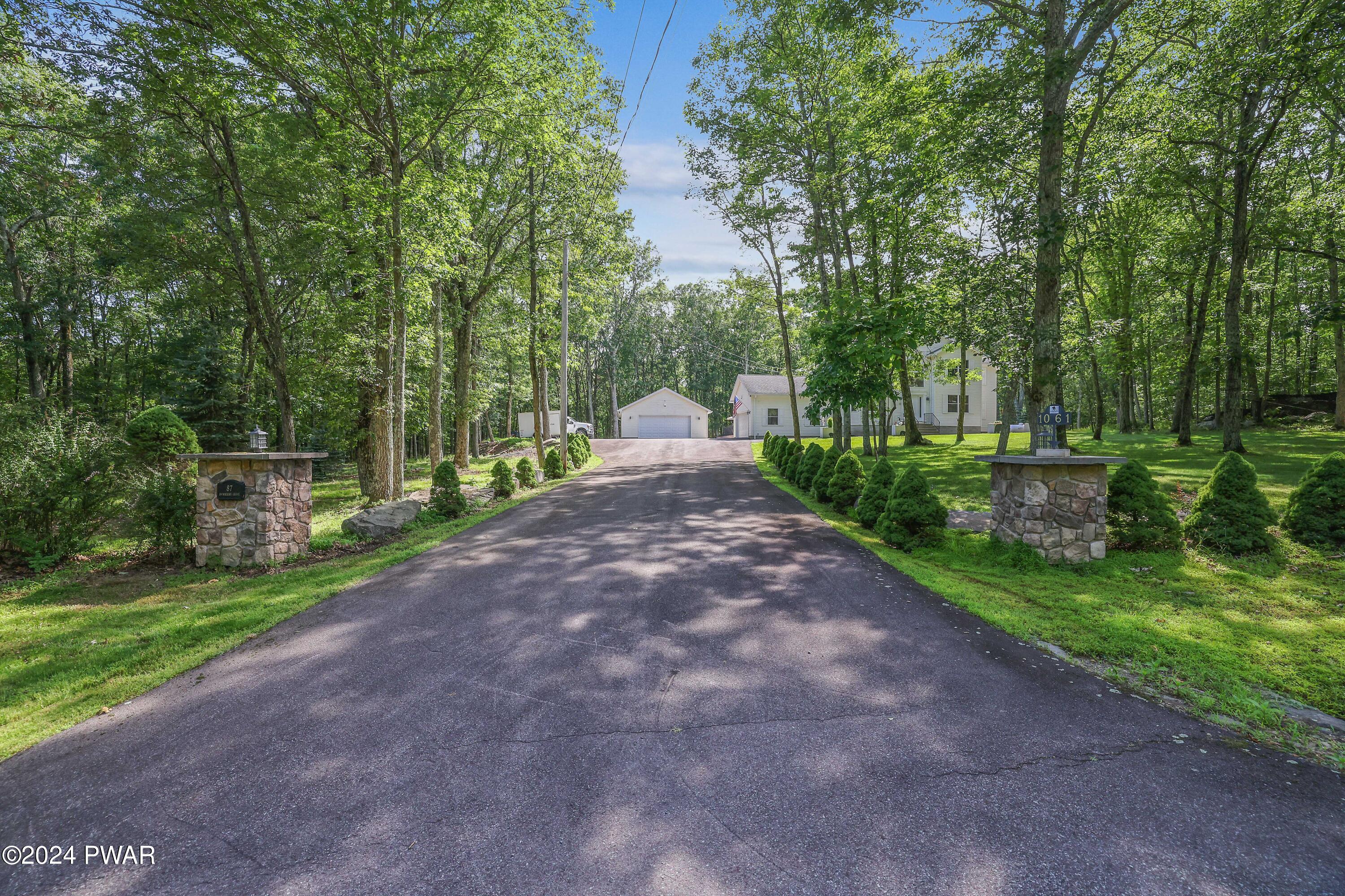 Hawley, Pennsylvania 18428, United States, 5 Bedrooms Bedrooms, ,4 BathroomsBathrooms,Residential,Pending,53322